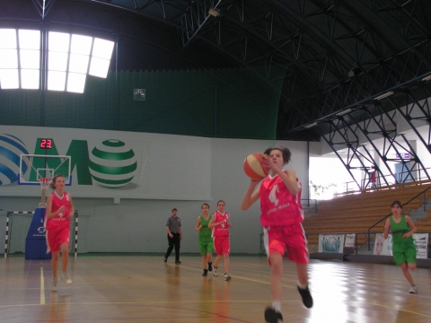 Kezd�dik a m�sodik Grecu Stelian iskol�k k�zti kos�rlabda bajnoks�g - A Sicul Basket SE szervez�s�ben okt�ber 28.-i kezdettel ker�l sor a k�zdiv�s�rhelyi Sportcsarnokban a Grecu Stelian iskol�k k�zti bajnoks�g m�sodik kiad�s�nak els� fordul�j�ra. A tavalyi szezonban nagy n�pszer�s�gnek �rvendett ez a bajnoks�g, hisz t�bb mint 100 gyerek vett r�szt, a h�tf�nk�nt megrendezett vet�lked�k�n. Ez a verseny nem csak kosaras gyerekeknek sz�l, &nbsp;hanem r�szt vehet benne minden sportkedvel� mozogni v�gy� gyerek.Az idei bajnoks�gban is a n�gy k�zdiv�s�rhelyi �ltal�nos, iskola fog megm�rk�zni egym�ssal k�t k�t koroszt�lyban. A vegyes �sszet�tel� iskolacsapatok az U12-as koroszt�ly (2001-2002) �s az u10-es (2003-2005) kateg�ri�kban fognak szerepelni. A szab�lyzat nem v�ltozott, teh�t 4x4 ellen megy a j�t�k (2 fi� �s k�t l�ny) �s az els� k�t negyedben minden b�r�i lapra fel�rt j�t�kos kell j�tszon.Az iskol�k csapatait a k�vetkez� tan�rok (edz�k) ir�ny�tj�k: Ferencz Szabolcs (Tur�czy M�zes �ltal�nos iskola), Minescu Ioan (Pet�fi S�ndor �ltal�nos iskola), Orb�n Attila (Nagy M�zes Elm�leti l�ceum), Tur�czy Olga (Moln�r J�zsi�s �ltal�nos Iskola).Az U10-sek 16:00 �r�t�l, m�g az U12-s�k 17:00 �r�t�l j�tszanak a Sportcsarnokban.Az els� fordul� p�ros�t�sa mindk�t koroszt�lyban okt�ber 28, h�tf�:Nagy M�zes - Pet�fi S�ndorTur�czy M�zes - Moln�r J�zsi�s