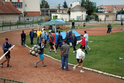 Felsőháromszéki Sportnap - Kézdivásárhely Polgármesteri Hivatalának sportirodája november 7.-én, csütörtökön szervezi meg a felsőháromszéki sportnapot, ahová szeretettel várnak minden felsőháromszéki iskolást. Ez alkalommal atlétika és asztalitenisz bajnokságra kerül sor a céhes város stadionjában és sportcsarnokában.A nap programja:15 órától: futóverseny (I-II-, III-IV-, V-VI-, VII-VIII. osztályosok számára) - Sinkovits stadion, rossz idő esetén sportcsarnok16 órától: asztalitenisz bajnokság (I-IV-, V-VI- és VII-VIII. osztályosok számára)A bajnokságra csak amatőr sportolókat fogadunk el.