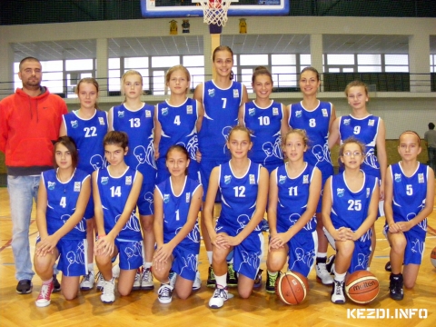 Nemzetk�zi U-15-�s l�nykos�rlabda: KSE - Sz�kesfeh�rv�r - Nemzetk�zi U-15-�s l�nykos�rlabda m�rk�z�sre ker�lt sor kedden a k�zdiv�s�rhelyi Sportcsarnokban. A sz�kesfeh�rv�ri l�nyokat a 110-szeres magyar n�i kos�rlabda v�logatott j�t�kosa Zsolnay Gy�ngyi vez�nyelte, aki csapat�val a ny�ri b�csi Ifj�s�gi vil�gj�t�kokon k�t els� helyez�st �rt el ezzel a koroszt�llyal valamint az U12-es l�nyokkal.Egy nagyon l�tv�nyos, dinamikus m�rk�z�st l�thatott a k�z�ns�g, amelyen a sz�kely l�nyok egy remek j�t�kkal v�gig eg�lba j�tsztak a vend�gekkel �s csup�n a negyedik negyed k�zep�n a f�rads�g alapj�n k�nnyelm�en elvesztett 2-3 labd�nak k�sz�nhet�en maradtak alul a feh�rv�ri csapat ellen�ben.KSE - Sz�kesfeh�rv�r 53-56 (15-16;13-16;11-6;14-18)J�tszottak: Bimb� E 16 (9)p, Biszak B 13p, Csurulya H 7p, Voloncs &nbsp;O 5p, Varga Anita 6p, Bart�k R 4p, Ist�k A 2p, &nbsp;Tollvaj B, Harpa M, Rendy H, Gavrila A, Czirj�k O. Edz� Ferencz Szabolcs.