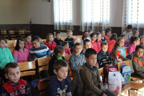 A kultúrák sokszínûsége a kézdikõvári iskolában - 2013 október 29-én a Zöld Nap Egyesület aktivistái a kézdikõvári Általános Iskola elemi osztályos diákjaihoz látogattak el.Az eseményen készült fotók az egyesület facebook oldalán tekinthetõek meg.Emmanuelle Baillet és Gema Puerma Castillo EVS önkéntesek által a diákok betekintést nyerhettek Spa­nyol- Franciaország kultúrájába, történetébe, legfontosabb ünnepeibe. A rendezvény keretén belül a környezeti nevelésre is figyelmet fordítottak.A környezeti nevelés alatt konkrétan a kerékpározás fontosságát és alapszabályait ismertették.A zöldek köszönik Hodor Enikõ tanítónõnek a meghívást.Fotó: György Attila