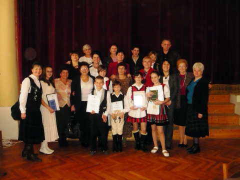 Versmondó versenyen a kézdivásárhelyi Nők Egyesületével Kaposváron - Ma, 2013 november 8.-án indulnak asszonyaink, lányaink Kaposvárra: Biszak Enikő, Bagoly Erzsike, Cosa Katika, Simon Emese, Simon Boglárka és az ott szervezett versmondó versenyen, Kézdivásárhelyt képviselő gyermekek: Bagoly Anabella, Varga Péter és Biró Nóra. Sok sikert Nekük!A Kaposvári Magyar-Román Baráti társaság szervezésében Versmondó megmérettetésre kerül sor városukban, 2013 november 9.-én, amelyre meghívták egyesületünk tagjait. Már második alkalommal képviseli pár tanuló városunkat, az egyesületünk szervezésében ezen rendezvényen, ahol díjazásokat is kaptak fiatal tehetségeink: Kertész Andrea, Bagoly Anabella és Varga Péter, Fejér Ameli Lilla, Deszke Kriszta, Szőcs Zalán. Felkészítő tanáruk Ambrus Ágnes volt. A kép 2010 ben készült.
