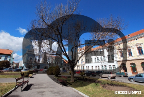Ingyenes wi-fi a f�t�ren - Ingyenes, huszonn�gy �r�s vezet�k n�lk�li internet �ll a lak�k rendelkez�s�re ett�l a h�tt�l K�zdiv�s�rhely f�ter�n, a helyi �nkorm�nyzat j�volt�b�l. A szolg�ltat� az Alter-NET Kft., amely a tov�bbiakban a Millennium �s a Moln�r J�zsi�s parkok ter�let�n is felszereli az er�s�t�ket, hogy az eml�tett �vezetekben pihen� helyiek �s idel�togat�k b�rmikor zavartalanul csatlakozhassanak a vil�gh�l�ra. Ut�bbi k�t helyen egy h�napon bel�l lesz el�rhet� a szolg�ltat�s.