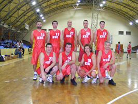 Elkezdődött a férfi székely NB - Vasárnap délután az udvarhelyi Sportcsarnokban került sor a felnőtt férfi Székely NB első teremtornájára, amelyen a házigazda Globus Udvarhely mellett a Csíkszereda-i VSK U18-as csapata és a kézdivásárhelyi KSE vettek részt.A versenykiírás szerint a felnőtt Székely Bajnokság 7 csapat részvételével zajlik, mindenki játszik mindenkivel egy alkalommal egy-egy háromcsapatos teremtorna keretein belül és minden város fog szervezni teremtornát.Az első torna eredményei:KSE - VSK Csíkszereda 71 - 33KSE: Csutak 28p, Bardócz 21p, Tóth 15p, Gazda 3p, Szabó 2p, Demeter 2p, Lenart, FerenczVSK: László 10p, Fülöp 8p, Gerczuly 6p, Barsan 5p, Váncsa 2p, Darvas 2pGlobus - KSE 35 - 76Globus: Vass 9p, Kovács 5p, Mihály 4p, Vackán 3p, András 2p, Nagy 2p, György 2p, Tifán 2p, Pap 2p, Nágó 2p, Uzoni 2pKSE: Bardócz 19p, Csutak 17p, Tóth 16p, Gazda 10p, Demeter 6p, Szabó 3p, Lénárt 3p, FerenczGlobus - VSK 62 - 39Globus: Nagy 23p, Kovács 14p, Gagyi 8p, Uzoni 4p, Mihály 2p, Tifán 2p, Vass 2p, Gáspár 2p, Vackán 1pVSK: Barsan 11p, Fülöp 10p, László 8p, Gerczuly 2p, Csatlós 2p, Darvas 2p, Gál 2p, Nagy 1p, Puskás 1pA következő torna házigazdája decemberben Csíkszereda lesz és a résztvevő csapatok VSK Csíkszereda, Vuk Gyergyószentmiklós es Csíkszereda II.Táblázat1. KSE Kézdivásárhely 4p. (147-68)2. Globus Udvarhely 3p. (97-115)3. VSK Csíkszereda 2p. (72-133)4-7Csíkszereda II 0p.Sepsiszentgyörgy 0p.Vuk Gyergyószentmiklós 0p.