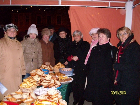 Kézdivásárhely főterén meggyújtódott az első adventi gyertya - Kézdivásárhely főterén meggyújtódott az első adventi gyertya. A Kézdivásárhelyi Nők Egyesületének tagjai házi süteményekkel és forró teával kínálták a résztvevőket! A várakozás következő szombatjain megismételik a kínálmációt! Köszönet minden fáradhatatlan nőtársamnak! Mindenkinek Áldott Adventet!Fülöp Magdolna