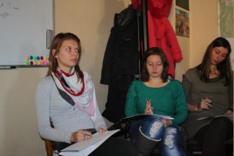 Smile! - mosoly csapatépítés - 2013. december 1-én a Zöld Nap Egyesület székhelyén került sor egy csapatépítő tréningre, ahol a a résztvevők nemformális eszközök segítségével ismerhették meg jobban egymást.A rendezvényen készült fotók az egyesület facebook oldalán tekinthetőek meg.A 18 jelenlévő önkéntes betekintést nyerhetett az egyesület mindennapjaiba és a csapatmunkák, kreatív csapatjátékok segítségével rádöbbenhettek azokra a módszerekre, melyek használatával hatékonyabban dolgozhatnak egy csapat keretén belül.A csapatépítés egyik fő célja az volt, hogy segítsük egymást azon képességeink felfedezésében, amelyek bennünk találhatóak, de egymagunkban nem vagyunk képesek a feltárására és értékesítésére.Mindennapi céljaink közé tartozik az is, hogy egy hatékony csapatot alakítsunk ki, melyben mindenkinek megvan a saját szerepe és tudja értékesíteni azt.A csapatépítés célja egyben tehát a versenyképesség kialakítása, fairplay, hatékony kommunikáció csapaton belül, a szerepek beosztása, megértése a csapatban ,hatékony feedback adás és fogadás, együttműködés és koordináció fejlesztése csapaton belül, az egymásban való bizalom növelése, a csapatszellem erősítése, fejlesztése, kreativitás fejlesztése, szocializálás, a csapat és az egyesület értékeinek az összhangba hozása volt.A teambuilding végén az értékelő során az önkéntesek egy levélben fogalmazták meg érzéseiket az eltöltött napról. Örömmel olvastam a leveleket hiszen a leírtak alapján az önkéntesek kellemesen, jó hangulatban töltöttek el egy napot úgy, hogy még tanultak is közben, érdekesnek és kreatívnak találták a lebonyolított aktivitásokat. Ugyanakkor új önkénteseket is megismerhettek és megbeszélték, hogy a következő csapatépítő hétvégét hogyan képzelik el.Szerző: Derzsi Katalin
