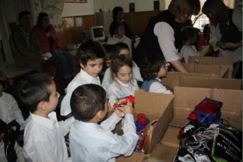 Háromszéki gyerekeket ajándékoztak meg - A Zöld Nap Egyesület második alkalommal hirdetett meg játékgyűjtési akciót, az idén a Háromszéki Közösségi Alapítvány támogatásával. A felhívásra Háromszék területéről több mint 900 játék gyűlt össze.Az ajándékozáson készült fotók az egyesület facebook oldalán tekinthetőek meg.Az ajándékozás mindig is jelen volt a történelemben. A karácsony különösen kiemelt alkalom az ajándékozásra. Az egy játék, egy mosoly program célja, hogy mosolyt csaljon karácsonykor az óvodás és kisiskolás gyerekek arcára. Az akcióhoz a felsőháromszéki lakosság mellett csatlakozott a kézdivásárhelyi Csipkerózsika óvoda teljes közössége, az 5-ös számú óvoda csöppségei és a Nagy Mózes Elméleti Líceum diákjai is. A begyűlt és becsomagolt játékokat az ünnepek előtt a zöld napos aktivisták a sepsiszentgyörgyi Speciális Iskolába, az oltszemi 6. számú gyermekelhelyező otthonba, a kézdivásárhelyi Szentkereszty Stephanie Egyesület Koordinációs Központjába és a kézdikővári óvodába szállították ki. A határidő lejárta után beérkezett játékok pénteken december 20-án a céhes város 2-es számú gyermekotthonába kerülnek kiosztásra.Az ötletgazda a következőképpen fogalmazott az ajándékozás után: 'Láttam az ovis csöppségek arcán a meglepett örömöt, a szemük ragyogott. Ez a pillanat volt nekem a Karácsony, és ezt az érzést kívánom otthonra is átmenteni, kívánom mindenkinek az igazi meglepetés örömét.'A szervezők ezúton is megköszönik mindenkinek, hogy együtt varázsolhattak egy kis mosolyt a gyerekek arcára.A projektet a Háromszéki Közösségi Alapítvány, a Közösségi Kártya és a Fiatalok Lendületben program támogatta.Szerző: Ráduly Attila