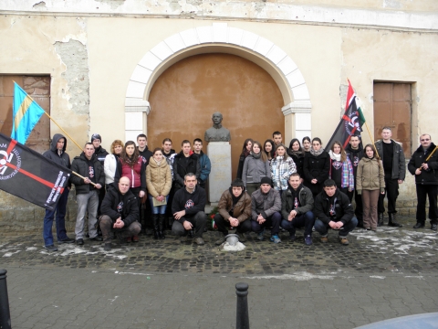 Sz�kely Hadoszt�lyra eml�kezt�nk - A Hatvann�gy V�rmegye Ifj�s�gi Mozgalom (HVIM) k�zdiv�s�rhelyi szervezete 2013 december 28.-�n sz�k k�rben eml�kezett meg arr�l a katonai egys�gr�l amely 1918. december 1. ut�n az Erd�lybe bet�r� rom�n csapatokkal szembesz�llva v�dt�k a haz�t �s a nemzet becs�let�t. A megeml�kez�s a Sz�kely Hadoszt�ly parancsnok�nak, Kratochwill K�rolynak a tisztelet�re �ll�tott mellszoborn�l zajlott le. Besz�d, K�rp�ti Piroska �zenet Erd�lyb�l c�m� k�ltem�nye hangzott el, majd a mozgalom tagjai egy koszor� elhelyez�s�vel r�tt�k le tisztelet�ket. A rendezv�ny a Sz�kely himnusz �nekl�s�vel z�rult.