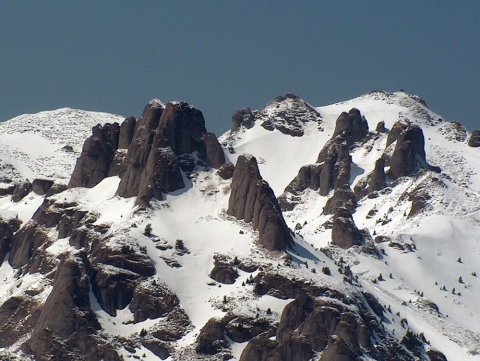 Gyalogtra a Csuks hegysgre - A Speoalpin szakosztly gyalogtrt szervez a Csuks hegysgre, 2014 janur 19-n.tvonal: Bratocea hg (1263 m) - Bratocea gerinc (1662-1769 m) - Bratocea cscs (1827 m) - Tigailor nyereg (1745 m ) - Csuks menedkhz (1595 m) - vissza a ftra.Az egsz napos tra j fizikai kondcit ignyel, vzhatlan trabakancs s rtege ltzet szksges.Induls reggel: 6.00 rakor a Sinkovits sportplya ell. rdekldni s helyet foglalni a mikrobusszra (19 szemly) Szcs Jnosnl a 0741037818-as telefonszmon - 20 lej elleg.(fot: wikipedia.org)
