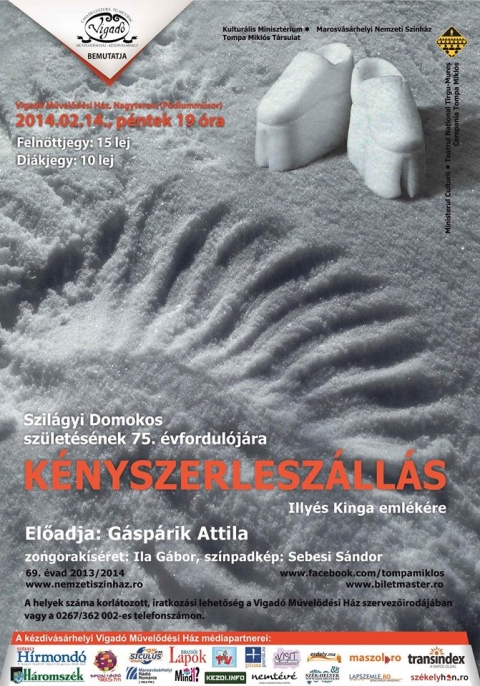 Gáspárik Attila Szilágyi Domokos: Kényszerleszállás c. előadása - Hatvanas években született generációnk egyik alapvető könyve Szilágyi Domokos Kényszerleszállás című verseskötete volt. Szinte minden kérdésre ott kerestünk - és találtunk választ. Ez volt az a Könyv, amelyet, bárhová ment az ember, magával cipelt. A verseivel való találkozás sokunk számára a költő halála után adatott meg, és ez csak növelte a Szilágyi-mítoszt. El nem könyvelt éjszakákon rongyosra hallgattuk Illyés Kinga Lírai oratóriumát, kívülről mondtuk fel részleteit – ki-ki amit tudott belőle. Aztán 'kitágult a világ', jöttek az 'egyperces' költők, kétdimenziós felfedezések, aki elnyomták Szilágyi Domokost (is). Pár cserépdarabból kívánjuk emlékezetünkbe idézni a Költőt, és kideríteni (ha bármi kétség fér még hozzá): 'ilyen / cég ér-e / bármit is - járjunk / végére.' Verses pódiumműsor Illyés Kinga emlékére. Előadó: Gáspárik Attila Zongorakíséret: Ila Gábor Színpadkép: Sebesi Sándor Időpont: február 14., 19 óraHelyszín: Vigadó Művelődési Ház, Nagyterem, PódiumműsorA helyek száma korlátozott, iratkozási lehetőség a Vigadó Művelődési Ház szervezőirodájában vagy a 0267/362 002-es telefonszámon. Jegyek elővételben ugyanitt kaphatók.Felnőttjegy: 15 lejDiákjegy: 10 lejGáspárik Attila, a Marosvásárhelyi Nemzeti Színház vezérigazgatója Szilágyi Domokos: Kényszerleszállás c. előadásával vendégszerepel Kézdivásárhelyen, február 14.-én, pénteken a Vigadóban.Marosvásárhelyen teltházzal játsszák Gáspárik Attila önálló verses estjét. A Kényszerleszállás című előadás 'egy kísérlet arra, hogy egy versműsort korszerű módon, zenével és képekkel a színpadra vigyünk. Használjuk a zene és a film eszközeit, és próbára tesszük Szilágyi Domokos költészetét is' - vallja maga az előadó, aki február 14.-én a Vigadó Művelődési Ház nagytermébe hozza a darabot. Gáspárik Attilát, a Marosvásárhelyi Nemzeti Színház vezérigazgatóját az előadás kapcsán kérdeztük életéről, a színészetről.Karrierje során számos művészi tevékenységben vett részt, jelenleg a Marosvásárhelyi Nemzeti Színház vezérigazgatója. Kamaszként biztosan Önben is feltevődött a kérdés, hogy mi szeretne lenni, 'ha nagy lesz'? Tudatosan készült erre a pályára?Még az utolsó líceumi év elején matematika tanár, vagy erdészmérnök szerettem volna lenni. Valamikor az érettségi előtt, egy vasárnap délelőtt rájöttem, hogy én évek óta csak a színpadon érzem jól magam. Az iskolában és mellette rengeteg előadást szerveztünk, játszottunk. Akkoriban szülővárosom, Nagyvárad, színháza remek formában volt. Természetesen, nem tudtam, mi van Marosvásárhelyen, hogy több mint húszan leszünk egy helyre. Igazából, akkor, tizennyolc évesen jártam először Erdélyben. Az igazgatóság? Hát az jött. Színészként éreztem, hogy lassan-lassan elfáradtam, szakítani akartam a kabaréval is, mindennel és úgy éreztem, hogy tudok segíteni a kollégáimon.Amellett, hogy a színházban dolgozik vezérigazgatóként és színészként is, vállal filmszereplést is, tanít az egyetemen, műsort vezet az Erdély Televíziónál - hogyan kapcsolódik össze mindez?Önkéntes munkát végzek az Erdélyi TV-nél. Mindenféle honorárium nélkül, dolgozom, hetente pár órát. Szeretek tévézni, sok tapasztalatom van a tévézés terén, a bukaresti Magyar Adásnál is dolgoztam, majd a Dunánál is. Ugyanakkor úgy vélem, hogy nagyon fontos az, hogy az erdélyieknek legyen egy olyan csatornája ahol, az erdélyiek készítenek műsorokat erdélyieknek. Számos darabban játszott már, sok szerepben bizonyíthatott. Mégis, van olyan karakter, akit szívesen megformálna?Természetesen vannak vágyaim még, de az igazgató igazgasson! Neki az a dolga, hogy jó minőségű előadásokra, nagyszámú közönséget hozzon, hogy magyar drámairodalmat gyarapítsa, hogy színészeket menedzseljen. A bennem élő színész, meg várjon.Kényszerleszállás című verses előadásával jön Kézdivásárhelyre. Hogyan született az előadás ötlete és mit láthatunk a színpadon?Méltatlanul elbántak színpadjaink a verssel. 1989 után nagyon kevesen próbáltak verseket színpadra vinni. Igazából ez az előadás egy kísérlet arra, hogy egy versműsort korszerű módon a színpadra vigyünk. Zenével, képekkel. Használjuk a zene és a film eszközeit, és próbára tesszük Szilágyi Domokos költészetét is. Marosvásárhelyen zsúfolt házzal játsszuk, nagyon kíváncsi vagyok, hogy Háromszéken mennyire lesz befogadó a közönség. Nagyon várom a találkozást.