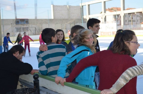 Kézdivásárhelyen és Oroszfaluban került sor a II. Téli Ifjúsági Sportnapra - 2014. február 16-án Kézdivásárhelyen és Oroszfaluban került sor a II. Téli Ifjúsági Sportnapra. Bitáról, Lemhényből, Csernátonból, Almásból, Szörcséről, Telekről, Kovásznáról (belváros), Márkosfalváról, Dálnokból és Kézdivásárhelyről 120 résztvevő érkezett erre az alkalomra. Az egybegyűlt ikéseket Balogh Zoltán esperes úr és Raff Róbert lekipásztor köszöntötte, majd a programismertetés után lehetőség adódott korcsolyázni, focizni, asztaliteniszezni, kosarazni és tollasozni.A sportolást követően szeretetvendégségre került sor és ifjúsági istentiszteletre az oroszfalvi templomban. Itt Ruszka Sándor lelkipásztor a 139. Zsoltár alapján hirdette Isten igéjét.Legyen áldott e rendezvényért Urunk, Istenünk!Szervezők: Kézdi-Orbai Református Egyházmegye és az Ike Klub (a Berecki Református Missziói Egyházközség ifjúsági csoportja)Képek a II. Téli Ifjúsági Sportnapról a Kézdi Sport Facebook oldalon.
