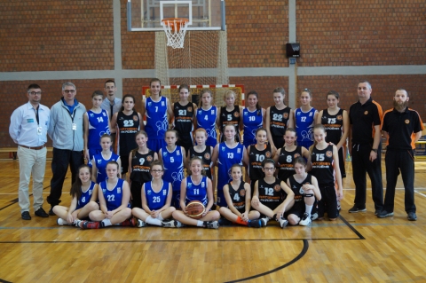 Pécsi kosaras vendégszereplés - A KSE U15-ös kosárcsapata, az elmúlt hétvégén a Pécsi VSK vendége volt, ahol végignézhette a magyar U19-es női bajnokság döntő tornáját és időközben három barátságos mérkőzést is játszhatott a pécsi U14-es és szekszárdi U15-ös csapatokkal.Az április 9-13 között Kézdivásárhelyen sorra kerülő U15-ös országos bajnoki döntőre készülő lányok, remek formában játszottak és megnyerték mindhárom mérkőzésüket.Eredmények: Rátgéber Akadémia Pécs (U14) - KSE (U15): 31-94 Pécsi VSK (U14) - KSE (U15): 52-101Szekszárd (U15) - KSE (U15): 60-69A KSE csapata:Varga Anita , Bartók Rita , Volloncs Orsolya, Tollvaj Beáta , Biszak Boglárka, Bimbó Eszter, Csurulya Helga, Rendy Hanna, Istók Anita, Ferencz Beáta, Gazda Johanna, Mátyus Anita.Edzők: Ferencz Szabolcs, Minescu Ioan.
