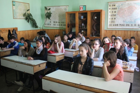 Nemere �tja filmvet�t�s a Tur�czi M�zes iskol�ban - Az Iskola m�sk�nt h�t keret�n bel�l B�lint Judit a Tur�czi M�zes Gimn�zium n�met szakos tan�rn� megh�v�s�nak eleget t�ve a Z�ld Nap Egyes�let �prilis 8-�n bemutatta a Nemere �tja z�ld�tvonalat ismertet� dokumentumfilmet.Az esem�nyen k�sz�lt fot�k megtekinthet�ek az egyes�let facebook oldal�n.A nyolcadikos di�kok figyelemmel k�vett�k a 13 perces ismertet� filmet, mely turistacsalogat�k�nt ny�jt �zel�t�t vid�k�nk term�szeti �s kultur�lis �rt�keib�l.Az al�bbi linken teljes terjedelm�ben megtekinthet� a vide�: