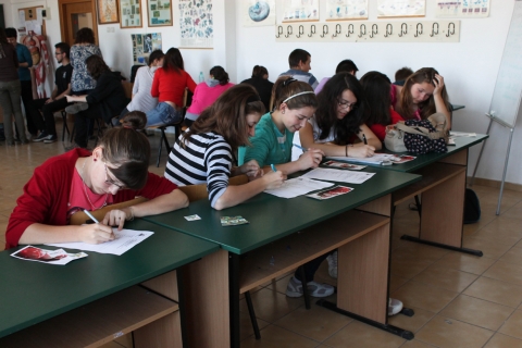 Iskola m�sk�pp a k�zdiv�s�rhelyi EMI-vel - Az ut�bbi �vekben megszervez�sre ker�l� iskola m�sk�pp program �j lehet�s�geket k�n�l a di�koknak. Nem a megszokott m�don, tant�rgyakhoz, h�zifeladatokhoz �s stresszes tan�r�khoz vannak k�tve, hanem kipr�b�lhatnak valami �jat, m�st is.&nbsp;Pont az a l�nyeg, hogy elszakadjanak a megszokott�l �s tan�i legyenek annak, hogy m�sk�pp is lehet �j ismereteket szerezni. Vannak oszt�lyok, akik kir�ndulni mennek, meg olyanok is, akik k�l�nb�z� t�m�kban hallgathatnak el�ad�sokat. Az iskola m�sk�pp pedig nem utols� sorban jobban �sszekov�csolja az oszt�lyokat, hisz kirpr�b�lhatj�k magukat �j k�zegeben is, l�thatnak �s hallhatnak sok olyat, amit m�shol nem. Ebben rejlik az eg�sz program c�lja.&nbsp;K�zdiv�s�rhelyi EMI-sekk�nt felvetett�k a k�rd�st, hogy az V.-VIII. oszt�lyosok mennyire ismerhetik tev�kenys�g�nket vagy az eg�sz szervezetet. �gy ad�dott a lehet�s�g, hogy el�ad�st tarthattunk a Moln�r J�zsi�s �s Pet�fi S�ndor iskol�kban. Els�sorban bemutattuk az Erd�lyi Magyar Ifjakat, majd azt is, hogy az elm�lt k�t �vben milyen rendezv�nyekkel gazdag�tottuk K�zdiv�s�rhely ifj�s�gi �let�t. Azt�n k�rd��veket osztottunk ki, hogy majd legyen k�zzelfoghat� visszajelz�s is arr�l, ami elhangzott a tantermek falai k�zt. Ezt k�vet�en egy-k�t csapatj�t�kot is j�tszottunk a gyerekekkel, ami igencsak vid�m hangulatban telt. Az a nyitotts�g, amivel a di�kok fogadtak minket mindenk�ppen pozit�v volt �s eml�kezetes.&nbsp;K�sz�nj�k a lehet�s�get az iskol�k vezet�s�g�nek �s a di�koknak az egy�ttm�k�d�st!&nbsp;Tompa R�ka