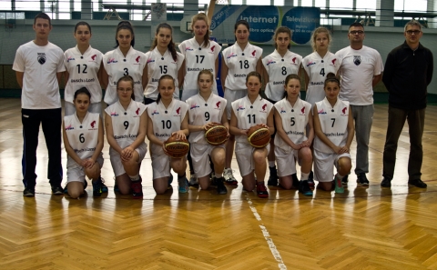 Székely Női kosárlabda válogatott edzőtábor - Az U16-os női Székely Kosárlabda Válogatott meghívást kapott a július 20-26 között tartandó kaposvári Intersport Youth Basketletball Festival-ra, amelyen több országból vesznek részt régióválogatottak valamint klubcsapatok. A szervezők csapatokat várnak Ukrajnából, Fehéroroszországból, Törökországból, Ausztriából, Szerbiából, Indiából, Luxemburgból stb.A Sicul Basket SE a múlt héten a Kézdivásárhely Tanácsa valamint Kovászna Megye Tanácsa támogatásával Kézdivásárhelyen válogatott és egy rövid edzőtáborozást is tartott a Sportcsarnokban az U16-os Női Kosárlabda Székely Válogatott. A válogatásra 5 székely városból is érkeztek játékosok. A válogatási kritériumok között szerepelt a játékosok adottságai mellett az a tény is, hogy minden klub legyen képviselve (maximum 3-4 játékossal) ugyanakkor a posztok is legyenek lefödve. Az első próbák után Hobaj Levente (Gyergyószentmiklós) és Ferencz Szabolcs (Kézdivásárhely) edzők a következő összetételű bővített keretet állították össze:Holinka Hanna (1999) Sepsiszentgyörgy ISKKovács Kincső (1999) Sepsiszentgyörgy ISKBölöni Noémi (1999) Sepsiszentgyörgy ISKSándor Boróka (1999) Sepsiszentgyörgy ISKVégh Hermina (1999) Csíkszereda VSKFejér Anett (1999) Csíkszereda VSKTamás Kincső (1998) Gyergyószentmiklós ISKKovács Renáta (1999) Gyergyószentmiklós ISKCzimbalmos Ágnes (1999) Gyergyószentmiklós ISKSzász Krisztina (1998) Gyergyószentmiklós ISKSzőcs Janka (1998) Székelyudvarhely VendorVoloncs Orsolya (1999) Kézdivásárhely KSETolluaj Beáta (1999) Kézdivásárhely KSEBiszak Boglárka (1999) Kézdivásárhely KSEA válogatóról igazoltan hiányzott sérülés miatt a KSE reménysége Bartók Rita, valamint a marosvásárhelyi Sirius és a sepsiszentgyörgyi Bball játékosai, akik ez idő alatt Bécsben vettek részt egy nemzetközi kosárlabdatornán. A Sicul Basket SE a verseny előtt szeretne még egy-két edzőtábort összehozni, ám minden az anyagiakon múlik. A torna költségvetése közel 15.000 lejbe kerül és ez mellett jó volna egy rend megfelelő felszerelést is vásárolni a csapatnak.A végső 12 játékosból álló keretet az utolsó edzőtábor alkalmával fogják kijelölni az edzők.