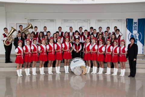 Fvsok s mazsorettek a sportcsarnok eltti sznpadon - Mjus 10., szombat 17:00 - Fellpnek a kovsznai Tanulk Klubja mazsorettcsoportja, a bartosi Ferencz Ern Fvsegyeslet zenekara, a kzdivsrhelyi Tanulk Klubja Fvszenekara s Mazsorett Csoportjai.Mjus 11., vasrnap 17:00 a barti Tanulk Klubja Princess mazsorettcsoportja a szentegyhzi Gold Band zenekar, a zgoni Ifjsgi Fvszenekar s Szivrvny mazsorettcsoport a rtyi Kovts Andrs Ifjsgi Fvsegyeslet.