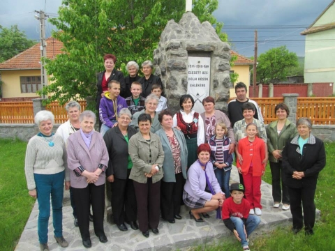 Meister �va sz�nm�v�szn� Sz�kelyf�ld�n osztotta sz�v�t - 2014 m�jus 16 �s m�jus 19.-e k�zt Sz�kelyf�ldre l�togatott Meister �va sz�nm�v�szn�.N�gy helys�gben l�pett fel p�ratlan p�diumm�sor�val, a Psalmus Hungaricus (Magyar Zsolt�r) c�m� el�ad�s�val. R�szletek hangzottak el Ady Endre, Magyari Lajos, Ferenczes Istv�n, Pet�fi S�ndor, K�ny�di S�ndor, Gyulai P�l, Dsida Jen�, Petr�s J�nos (K�rp�tia), Wass Albert, Czeg� Zolt�n, Sz�kely J�nos, Wittner M�ria, Albert Camus, Farkas �rp�d, Sz�cs G�za, B�nfi Ferenc (J�szmagyarok), Pesty L�szl� (Fekete Doboz), Cseh Tam�s �s Teleki P�l m�veib�l, kuruc, katona- �s n�pdalokkal.A Psalmus Hungaricus el�ad�s�val - 2009 �ta - megsz�ml�lhatatlan helyen l�pett fel Sv�dorsz�g, N�metorsz�g, Ausztria, Felvid�k, Erd�ly, �s Magyarorsz�g k�z�ns�ge el�tt.A K�zdiv�s�rhelyi N�k Egyes�let�nek tagjai is elk�s�rt�k a turn� �tj�n, bar�tunkat, Meister �v�t, az egyes�let�nk tiszteletbeli tagj�t.'�n szem�lyesen mindig meghat�dok, valah�nyszor hallgatom, n�zem m�ly, hazafias �rzelmeket �raszt�, sz�vb�l j�v� el�ad�s�t. K�sz�nj�k Meister �v�nak, hogy ell�togatott hozz�nk, ism�t felvillantotta el�tt�nk azt a melenget� �rz�st, ami ott b�jk�l benn�nk, magyarokban, sz�kelyekben, de ritk�n csap olyan magasra, mint az � el�ad�s�t hallgatva, n�zve!'F�l�p Magdolna