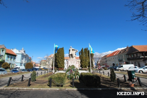 Függetlenségünk szimbóluma - kinek fontos a székely zászló - Május 29-én csütörtökön este 19 órakor ki kell mondanunk az igazságot. Várunk minden székely embert Kézdivásárhely főterére a Gábor Áron szoborhoz, hogy együtt védhessük meg függetlenségünk szimbólumát, a székely zászlót!Aki csak teheti, hozzon zászlót magával! Tartsunk seregszemlét, kinek fontos a székely zászló!