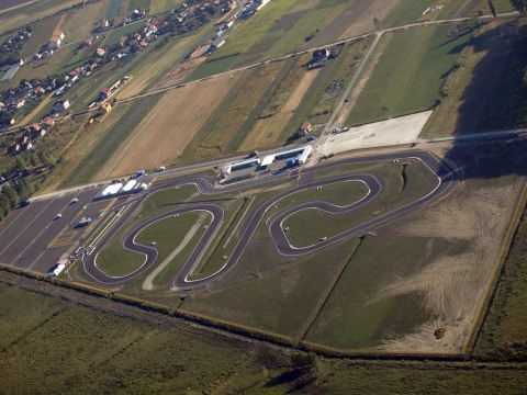 GoKart Orsz�gos Bajnoks�g a fortyog�i Skat Kart p�ly�n - M�jus 24-25.-�n szombaton �s vas�rnap az els� Orsz�gos Gokart bajnoks�g veszi kezdet�t a Skat Kart fortyog�i p�ly�j�n.A 6 szakaszb�l �ll� bajnoks�g k�z�l m�g kett� K�zdiv�s�rhelyen ker�l megszervez�sre (2-3 augusztus, 13-14 szeptember), kett� B�k�ban �s egy Bukarestben.Az id�n a versenyz�ket 5 oszt�lyba sorolj�k, k�rt�l f�gg�en: Promo BB, Pufo, Mini, KFJ �s KZ2.Az els� nap a technikai ellen�rz�sek�, az edz�sek �s a meleg�t�sek ut�n a kvalifik�ci�s k�r�kkel z�rul a nap.A m�sodik napon vas�rnap, 08:30-t�l bemeleg�t�, 10:45-t�l indul az els� verseny, a m�sodik 12:45-t�l rajtol. A d�jkioszt�ra 15:30-kor ker�l sor.
