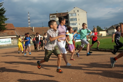 Csal�di fut�s a Csal�d �s Eg�szs�g het�n - A k�zdiv�s�rhelyi sportiroda, a Z�ld Nap Egyes�let �s a Rebeka Misszi�s K�zpont j�nius 13.-�n a Csal�d �s Eg�szs�g hete alkalm�val fut�napot szervezett a Sinkovits stadion udvar�n.Az esem�nyen k�sz�lt fot�k megtekinthet�ek az egyes�let facebook oldal�n.A l�nyeg ez�ttal is a mozg�son, a szabad leveg�n val� tart�zkod�son volt, azzal a k�l�nbs�ggel, hogy ez�ttal csal�doknak sz�lt a ki�r�s. A p�ntek d�lut�ni rendezv�nyre t�bb k�zdisz�ki csal�d �rezte �gy, hogy az j�niusi naps�t�st kihaszn�lva �sszek�ti a kellemest a hasznossal, �s p�r k�rt leszaladva tesz egy l�p�st eg�szs�ge meg�rz�s��rt.Nyertesek n�vsora:Sz�l�k - gyermek(�vod�s) kateg�ria: - I. helyezett G�vay csal�d, II. helyezett Kocsis csal�d, III. helyezett R�duly csal�dSz�l�k - gyermek(iskol�s) kateg�ria: - I. helyezett M�rton csal�d ,II. helyezett Cs�ki csal�d, III. helyezett Laczk� csal�dTestv�rek kateg�ria: I. helyezett Pakucs Istv�n �s Pakucs Szabolcs, II. helyezett Darauti Alex �s Haraghi Feli,I. helyezett Laczk� Kopp�ny, II helyezett G�vay Leon�rdUnokatestv�rek kateg�ria: I. helyezett Maticz Csaba �s Ordos Szabolcs, II helyezett Apanaghiei R�bert �s Bartha Edwin.A t�bb kateg�ri�ban d�jazott nyerteseknek ez�ton is gratul�lunk. A fut�d�lut�n legfiatalabb r�sztvev�je a k�t �ves R�duly-Derzsi Szil�rd volt. A szervez�k k�sz�nik jelenl�v�nek a r�szv�telt, a t�mogat�knak a seg�ts�get.Szerz�: R�duly AttilaFot�: Kelemen Andrea