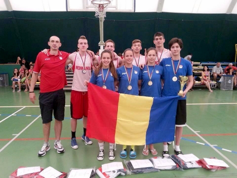 Kelemen Kincső, Debreczi Iringó, Lénárt Paula és Buzogány Zsuzsanna az U18-as női kosárlabda Román válogatottban - Június 12-tól Costinesti-en elkezdte a félkészülést az U18-as női kosárlabda Román válogatott. Tagjai közt 4 székely kosaras lány is szerepel Sepsiszentgyörgyről a Bball6 és Sepsi Sic játékosa Kelemen Kincső, Kovásznáról a Sepsi Sic erőssége Debreczi Iringó, a Pécs-i VSK-nal játszó kézdivásárhelyi Lénárt Paula, valamint az udvarhelyi Buzogány Zsuzsanna, aki az elmúlt szezonban a Marosvásárhely-i Sirius-nál játszott.Az U18-as női kosárlabda válogatott a július 17-27 között Temesváron sorra kerülő EB-re készül. A lányok június 20-ig maradnak a tengerparton, majd június 21-24 között Bulgáriában játszanak barátságos mérkőzéseket. Június 25-tól Kolozsváron folytassák a felkészülést.Az EB a válogatott a D csoportban szerepel Makedóniával, Ukrajnával és Magyarországgal fog küzdeni az 1-8-ba jutásért. A képen Kelemen Kincső és Buzogány Zsuzsa a Román U18-as 3x3 elleni válogatottal Bulgáriában.