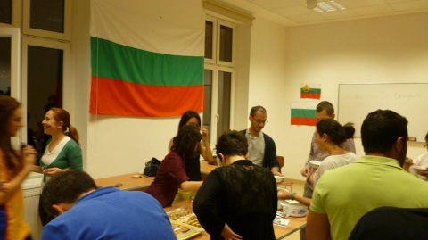 Citizens of the future! - 2014 június 21-28 között zajlott a magyarországi BOCS Alapítvány által szervezett „Citizens of the Future!”elnevezésű ifjúsági csereprogram. A programra összesen hat országból érkeztek a fiatalok. Romániából a Zöld Nap Egyesület részéről Bandi Zsolt, Larisa Lucaci, Cristian Tăgîrţă, Alexandru Cristian Ivanciu, Bogdan Neagoe és Dan Marzavan vett részt a nyolc napos eseményen.
Az eseményen készült fotók megtekinthetőek az egyesület facebook oldalán.
A projekt során a fiatalokkal dolgozó személyek alapvető tudásának a bővítése volt a cél az ifjaknak szánt globális oktatási tevékenységekkel. Ugyanakkor növelték az európai tudatosságról szóló irányelvek létező anyagait egy globalizált világban (csapatmunka tevékenységek), hogy egy olyan kreatív környezetet hozzanak létre, melyben a résztvevők megoszthatják és megvitathatják egymással idevágó tapasztalataikat. A 32 résztvevő a magyarországi Bocs Alapítvány, a bulgáriai Association Forum Science, a romániai Zöld Nap Egyesület, a ciprusi NECI, a törökországi Utopia Education and Art és az olaszországi VulcanicaMente szervezetekből kerültek ki.
Az alábbiakban Bandi Zsolt résztvevő beszámolóját olvashatják az ifjúsági képzésről.
Székesfehérvár, Bocs Alapítvány! Ez csak egyet jelenthet, mégpedig azt, hogy a Zöld Nap Egyesület egy újabb ifjúsági képzésen vett részt. Öt román anyanyelvű és jómagam alkotta csapat rengeteg barátra és tudásra tett szert a nyolc nap alatt.
Kezdjem az elején. Adott egy csapat kinek tagjai képviselnek egy szervezetet de nem ismerik egymást. Ez a többi ország esetében is fennáll. A név tanulás és ismerkedés után majdnem mindenki belelendült. A képzés alatt számos értékes program volt, számtalan előadás, de ugyanakkor a gyakorlati és elméleti munkába is bele kóstolhattunk. Majd jöttek esténként a nemzeti estek, bemutatók, táncok, kvíz és finomabbnál finomabb ételek és italok. Az idő múlásával próbáltuk mindannyian egyre jobban érezni magunkat.
Majd eljött a búcsú ideje és újra rá kellett jönnöm, hogy egy ilyen lehetőséget mindig meg kell ragadni. Új kultúrák, új emberek és remélhetőleg új barátok, kapcsolatok alakultak ki. Remélem és reméljük, hogy egyszer majd újra találkozunk Magyarországon, Romániában, Bulgáriában, Cipruson, Törökországban vagy akár Olaszországban.
Fotó: Alexandru Cristian Ivanciu