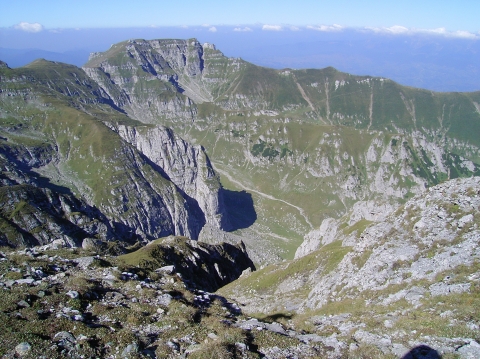 Bucsecs t�ra - A K.S.E. Speoalpin szakoszt�ly gyalogt�r�t szervez 2014 j�lius 13.-�n a Bucsecs hegys�gbe.
Az �tvonal: T�rcsv�r (Bran) - Scara cs�cs (2422 m) - Tig�ne�t - T�rcsv�r.
Az eg�sznapos t�ra j� fizikai kondici�t �s hegym�sz�i tapasztalatot ig�nyel.
Indul�s reggel 7:00 �rakor mikrobusszal a Sinkovits sportp�lya el�l.
Helyet foglalni a mikrobusszra (19 szem�ly) 26 lej.
�rdekl�dni Sz�cs J�nos-n�l a 0741037818-as telefonsz�mon.

Fot�: wikipedia.org
