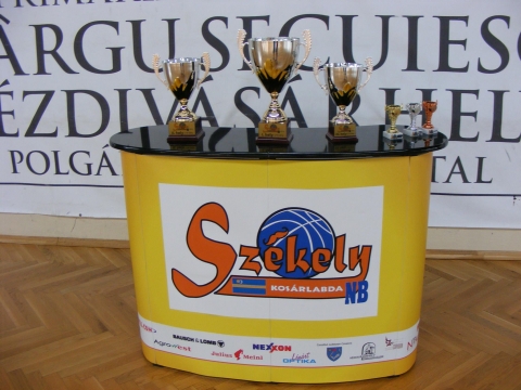 Sz�kely NB 2014 d�nt� �sszefoglal� - U16-os l�ny kos�rlabda Sz�kely NB d�nt� zajlott a k�zdiv�s�rhelyi Sportcsarnokban kedden j�lius 15.-�n.

A bajnoks�g 2013 okt�ber�ben rajtolt �s a csapatok t�bbsz�r is megm�rk�ztek egym�s ellen. A d�nt�be jut�s�rt az alapszakasz els� helyezettje a negyedikkel, m�g a m�sodik a harmadikkal j�tszott el�d�nt� m�rk�z�st, ahonnan a nyertesek j�tszhattak az 1-2 helyek�rt. Egy nagyon kiegyens�lyozott, izgalmas torna volt minden m�rk�z�sen Az utols� percekben d�lt el a nyertes csapat kil�te.

Eredm�nyek:
KSE - Gyergy�szentmikl�s ISK: 52-55 (10-11; 12-10; 9-17; 21-17)
Bball6 - Sepsi ISK: 43-39 (14-12; 5-14; 13-7; 11-6)
3-4 hely: KSE - Sepsi ISK: 51-47 (21-5; 5-16; 8-11; 16-15)
1-2 hely: Gyergy�szentmikl�si ISK - Bball6: 48-32 (13-12; 15-4; 9-5; 11-11)

T�bl�zat:
1. Gyergy�szentmikl�si ISK
2. Sepsiszentgy�rgyi Bball6
3. KSE
4. Sepsiszentgy�rgyi ISK

A torna legjobb lepattan� szerz�je Kany� Barbara (Bball6), legeredm�nyesebb j�t�kosa Biszak Bogl�rka (KSE) �s az MVP Kov�cs Ren�ta (Gyergy�szentmikl�s) lett.