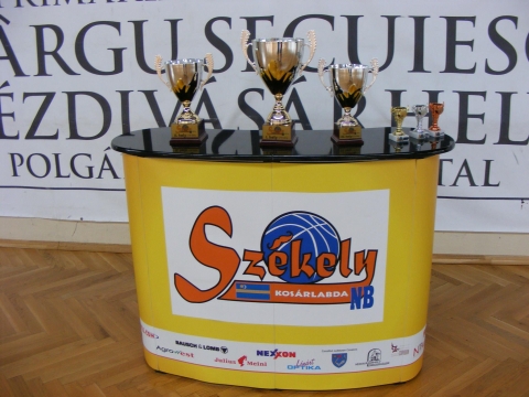Szkely NB 2014 dnt sszefoglal - U16-os lny kosrlabda Szkely NB dnt zajlott a kzdivsrhelyi Sportcsarnokban kedden jlius 15.-n.

A bajnoksg 2013 oktberben rajtolt s a csapatok tbbszr is megmrkztek egyms ellen. A dntbe jutsrt az alapszakasz els helyezettje a negyedikkel, mg a msodik a harmadikkal jtszott eldnt mrkzst, ahonnan a nyertesek jtszhattak az 1-2 helyekrt. Egy nagyon kiegyenslyozott, izgalmas torna volt minden mrkzsen Az utols percekben dlt el a nyertes csapat kilte.

Eredmnyek:
KSE - Gyergyszentmikls ISK: 52-55 (10-11; 12-10; 9-17; 21-17)
Bball6 - Sepsi ISK: 43-39 (14-12; 5-14; 13-7; 11-6)
3-4 hely: KSE - Sepsi ISK: 51-47 (21-5; 5-16; 8-11; 16-15)
1-2 hely: Gyergyszentmiklsi ISK - Bball6: 48-32 (13-12; 15-4; 9-5; 11-11)

Tblzat:
1. Gyergyszentmiklsi ISK
2. Sepsiszentgyrgyi Bball6
3. KSE
4. Sepsiszentgyrgyi ISK

A torna legjobb lepattan szerzje Kany Barbara (Bball6), legeredmnyesebb jtkosa Biszak Boglrka (KSE) s az MVP Kovcs Renta (Gyergyszentmikls) lett.