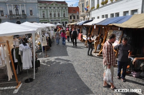 Keresked�k jelentkez�s�t v�rj�k a k�zdiv�s�rhelyi �szi Sokadalomra - K�zdiv�s�rhely Polg�rmesteri Hivatala keresked�k jelentkez�s�t v�rja az �szi Sokadalom v�rosnapokra. A kirakod�v�s�r augusztus 29. �s 31. k�z�tt lesz. Jelentkez�si hat�rid�: augusztus 1., p�ntek, 13 �ra.

�rlapok beszerz�se �s lead�sa: a Polg�rmesteri Hivatal (G�bor �ron t�r, 24. sz�m) iktat�j�b�l Sz�nt� �v�n�l, vagy a www.oszisokadalom.ro honlapon. Ugyan itt lehet k�r�seket letenni vid�mparkokra is.
Nyitva tart�s: h�tf�-szerda 9-15 �ra, cs�t�rt�k 9-17 �ra, p�nteken 9-13 �ra.

Helyek eloszt�sa a jelentkez�s sorrendj�ben t�rt�nik, amennyiben t�bben jelentkeznek a kiszabott helyek sz�m�n�l licitet tartunk augusztus 25-�n, h�tf�n, 10 �r�t�l, a 103-as teremben. A kereskedelmi fel�letek �ra �s a v�s�ri t�rk�p megtal�lhat� a Polg�rmesteri Hivatal K�z�ns�gkapcsolati irod�j�ban.
 
Befizet�s: augusztus 27., 14 �r�ig az Ad�hivatalban.
