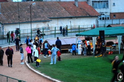 24 �r�s fut�s K�zdiv�s�rhelyen - a nyertesek d�jaikat �tvehetik a Sportcsarnokban okt�ber 12-�n d�lut�n 15 �rakor - Okt�ber 2-�n harmadik alkalommal szerveztek 24 �r�s fut�st K�zdiv�s�rhelyen. A helyb�li polg�rmesteri hivatal, a Z�ld Nap-, a Havas Egyes�let �s a KSE k�zel 9OO sportol�t h�vott �ssze a Sinkovits stadionba, ahol p�ntek reggeltől szombat reggelig �sszesen 8754 k�rt tettek meg a r�sztvevők, ez a t�vols�g nem kevesebb, mint 35oo kilom�ter. Ily�s Aba volt a legifjabb fut� 1 �ves �s n�gy h�naposan, a legidősebb Simon Andr�s a maga 69 esztendej�vel. A 24 �r�s fut�son jelen voltak K�zdiv�s�rhely iskol�inak tan�rai, di�kjai, a KSE �s a Nagy M�zes Sportklub k�pviselői, a csern�toni �s szentkatolnai iskol�k tanul�i, tűzolt�k, rendőr�k, csendőr�k �s civil emberek eg�sz Felsőh�romsz�kről, valamint magyarorsz�gi, bukaresti, brass�i �s hargitai szem�lyek. A nap legkiemelkedőbb teljes�tm�ny�t T�r�k Albert hatodikos tanul� ny�jtotta, aki �sszesen102-szer ker�lte meg a stadion fut�p�ly�j�t. A rendezv�ny el�rte c�lj�t, sok embert �szt�nz�tt mozg�sra. Rem�lj�k, hogy senki nem b�nta meg azt, hogy elj�tt futni �s ez�ltal hasznosan t�lt�tte szabadidej�t, figyelmet ford�tva ez�ltal eg�szs�ge megőrz�s�re. Ez�ttal is gratul�lunk minden r�sztvevőnek �s k�v�njuk, hogy a tov�bbiakban se sajn�lja idej�t sportol�ssal t�lteni.Aki hozz�j�rult az egy napig tart� fut�l�nc sikeress�g�hez, r�szt vesz egy sorsol�son, ahol a k�vetkező aj�nd�kokat lehet nyerni:4 magyarorsz�gi kir�ndul�s a Nagyat�di Nemzetk�zi Sportfesztiv�lra - K�zdiv�s�rhely polg�rmesteri hivatal�nak felaj�nl�s�ban5 előfizet�s a Sz�kely �js�gra a&nbsp; 2010-es �vre3&nbsp; f�l�ves előfizet�s a Sz�kely H�rmond�ra3 k�t h�napos előfizet�s a H�romsz�k napilapra3&nbsp; sz�nh�zb�rlet a Vigad� Művelőd�si H�zba25&nbsp; KSE - k�nyv a K�zdiv�s�rhelyi Sportegyes�let felaj�nl�s�ban10&nbsp; �rem, 3 kupa a helyb�li sportiroda felaj�nl�s�ban12 Shot �d�tő a Shot and Go c�g felaj�nl�s�ban2 r�vidujj� trik� a Z�ld Nap Egyes�let felaj�nl�s�ban30 db. '24 �r�s fut�s' plakett.Okt�ber 7-�n, szerd�n d�lut�n lesz a sorsol�s a Polyp telev�zi� st�di�j�ban.K�sz�netet �rdemel t�mogat�s��rt a Bar�thi KFT vezetős�ge, illetve minden c�g, m�diapartner, civil szervezet �s �nk�ntes szem�ly akinek seg�ts�g�vel imm�r harmadik alkalommal j�hetett l�tre a 24 �r�s fut�s K�zdiv�s�rhelyen.A szervezők nev�ben: Kocsis Zolt�n, sportiroda vezetőA 24 �r�s fut�s nyertesei Sorsz�m&nbsp;&nbsp;&nbsp; N�v&nbsp;&nbsp;&nbsp; Iskola&nbsp;&nbsp;&nbsp; Oszt�lyMagyarorsz�gi kir�ndul�s (4 szem�ly)&nbsp;&nbsp;&nbsp; &nbsp;&nbsp;&nbsp; &nbsp;&nbsp;&nbsp; 811&nbsp;&nbsp;&nbsp; Sz�sz Izabella&nbsp;&nbsp;&nbsp; Petőfi S�ndor&nbsp;&nbsp;&nbsp; VIII831&nbsp;&nbsp;&nbsp; Cseh Attila&nbsp;&nbsp;&nbsp; -&nbsp;&nbsp;&nbsp; -754&nbsp;&nbsp;&nbsp; Szab� Ilona&nbsp;&nbsp;&nbsp; -&nbsp;&nbsp;&nbsp; -769&nbsp;&nbsp;&nbsp; Bihari Botond&nbsp;&nbsp;&nbsp; Turoczi M�zes&nbsp;&nbsp;&nbsp; VIII30 drb Plakett&nbsp;&nbsp;&nbsp; &nbsp;&nbsp;&nbsp; &nbsp;&nbsp;&nbsp; 304&nbsp;&nbsp;&nbsp; Ferencz Juli�nna&nbsp;&nbsp;&nbsp; Moln�r J�zsi�s&nbsp;&nbsp;&nbsp; VI B860&nbsp;&nbsp;&nbsp; Moln�r Cornel&nbsp;&nbsp;&nbsp; -&nbsp;&nbsp;&nbsp; -354&nbsp;&nbsp;&nbsp; Barab�s Brigitta&nbsp;&nbsp;&nbsp; Turoczi M�zes&nbsp;&nbsp;&nbsp; VII A267&nbsp;&nbsp;&nbsp; Antal Katika&nbsp;&nbsp;&nbsp; Sportcsarnok&nbsp;&nbsp;&nbsp; 66&nbsp;&nbsp;&nbsp; Trucki Edina Bogl�rka&nbsp;&nbsp;&nbsp; Petőfi S�ndor&nbsp;&nbsp;&nbsp; VII C285&nbsp;&nbsp;&nbsp; Bonda Be�ta&nbsp;&nbsp;&nbsp; &nbsp;&nbsp;&nbsp; 105&nbsp;&nbsp;&nbsp; Tur�czi Timea&nbsp;&nbsp;&nbsp; Petőfi S�ndor&nbsp;&nbsp;&nbsp; VII A1&nbsp;&nbsp;&nbsp; Jakab Hunor&nbsp;&nbsp;&nbsp; Petőfi S�ndor&nbsp;&nbsp;&nbsp; V B93&nbsp;&nbsp;&nbsp; D�nes Hunor&nbsp;&nbsp;&nbsp; Petőfi S�ndor&nbsp;&nbsp;&nbsp; II A102&nbsp;&nbsp;&nbsp; Hanzel Abig�l&nbsp;&nbsp;&nbsp; Petőfi S�ndor&nbsp;&nbsp;&nbsp; VII A314&nbsp;&nbsp;&nbsp; F�bi�n Helga&nbsp;&nbsp;&nbsp; Moln�r J�zsi�s&nbsp;&nbsp;&nbsp; VI A744&nbsp;&nbsp;&nbsp; Farkas Erika&nbsp;&nbsp;&nbsp; -&nbsp;&nbsp;&nbsp; -138&nbsp;&nbsp;&nbsp; Opra Kozma Szil�rd&nbsp;&nbsp;&nbsp; Moln�r J�zsi�s&nbsp;&nbsp;&nbsp; VI A621&nbsp;&nbsp;&nbsp; Farkas Alp�r&nbsp;&nbsp;&nbsp; &nbsp;&nbsp;&nbsp; 445&nbsp;&nbsp;&nbsp; Moln�r Aida&nbsp;&nbsp;&nbsp; Moln�r J�zsi�s&nbsp;&nbsp;&nbsp; V A5&nbsp;&nbsp;&nbsp; Farag� M�rta N�t�lia&nbsp;&nbsp;&nbsp; Petőfi S�ndor&nbsp;&nbsp;&nbsp; V B802&nbsp;&nbsp;&nbsp; Szab� D�nes&nbsp;&nbsp;&nbsp; Nagy M�zes&nbsp;&nbsp;&nbsp; XI B859&nbsp;&nbsp;&nbsp; Barab�s R�ka&nbsp;&nbsp;&nbsp; Szin�sznő&nbsp;&nbsp;&nbsp; 788&nbsp;&nbsp;&nbsp; Luk�cs Robert J�zsef&nbsp;&nbsp;&nbsp; &nbsp;&nbsp;&nbsp; 399&nbsp;&nbsp;&nbsp; Farkas Emil&nbsp;&nbsp;&nbsp; Petőfi S�ndor&nbsp;&nbsp;&nbsp; III A397&nbsp;&nbsp;&nbsp; Gyergyai Zsombor&nbsp;&nbsp;&nbsp; Petőfi S�ndor&nbsp;&nbsp;&nbsp; III D457&nbsp;&nbsp;&nbsp; Forra Emőke&nbsp;&nbsp;&nbsp; -&nbsp;&nbsp;&nbsp; -6&nbsp;&nbsp;&nbsp; Babos B�la&nbsp;&nbsp;&nbsp; Petőfi S�ndor&nbsp;&nbsp;&nbsp; V B22&nbsp;&nbsp;&nbsp; De�k Andrea&nbsp;&nbsp;&nbsp; Petőfi S�ndor&nbsp;&nbsp;&nbsp; V B292&nbsp;&nbsp;&nbsp; Ol�h Badi Alp�r&nbsp;&nbsp;&nbsp; V�g Antal&nbsp;&nbsp;&nbsp; VIII A 144&nbsp;&nbsp;&nbsp; Ferencz Luk�cs Timea&nbsp;&nbsp;&nbsp; Moln�r J�zsi�s&nbsp;&nbsp;&nbsp; VI A3&nbsp;&nbsp;&nbsp; Ol�h Erna Be�ta&nbsp;&nbsp;&nbsp; Petőfi S�ndor&nbsp;&nbsp;&nbsp; V B723&nbsp;&nbsp;&nbsp; Farkas Ferenc&nbsp;&nbsp;&nbsp; Reform. Koll�gium&nbsp;&nbsp;&nbsp; 706&nbsp;&nbsp;&nbsp; Bartok Csaba &nbsp;&nbsp;&nbsp; &nbsp;&nbsp;&nbsp; 353&nbsp;&nbsp;&nbsp; M�rk Adina&nbsp;&nbsp;&nbsp; Turoczi M�zes&nbsp;&nbsp;&nbsp; VII A197&nbsp;&nbsp;&nbsp; Tod�r Nimr�d&nbsp;&nbsp;&nbsp; Petőfi S�ndor&nbsp;&nbsp;&nbsp; I5 előfizet�s a Sz�kely �js�gra&nbsp;&nbsp;&nbsp; &nbsp;&nbsp;&nbsp; &nbsp;&nbsp;&nbsp; 631&nbsp;&nbsp;&nbsp; M�rkos Csaba&nbsp;&nbsp;&nbsp; Nagy M�zes&nbsp;&nbsp;&nbsp; XI E 233&nbsp;&nbsp;&nbsp; V�ncsa Csongor&nbsp;&nbsp;&nbsp; Petőfi S�ndor&nbsp;&nbsp;&nbsp; IV D 393&nbsp;&nbsp;&nbsp; Balog Andrea&nbsp;&nbsp;&nbsp; Petőfi S�ndor&nbsp;&nbsp;&nbsp; V A217&nbsp;&nbsp;&nbsp; Talos Eszter&nbsp;&nbsp;&nbsp; Petőfi S�ndor&nbsp;&nbsp;&nbsp; VIII C8&nbsp;&nbsp;&nbsp; Perdi N�rbert&nbsp;&nbsp;&nbsp; Petőfi S�ndor&nbsp;&nbsp;&nbsp; V D 3 f�l�ves előfizet�s a Sz�kely Hirmond�ra&nbsp;&nbsp;&nbsp; &nbsp;&nbsp;&nbsp; &nbsp;&nbsp;&nbsp; 159&nbsp;&nbsp;&nbsp; Gasner Gy�rgy&nbsp;&nbsp;&nbsp; Petőfi S�ndor&nbsp;&nbsp;&nbsp; III C104&nbsp;&nbsp;&nbsp; Baka R�ka&nbsp;&nbsp;&nbsp; Petőfi S�ndor&nbsp;&nbsp;&nbsp; VII A318&nbsp;&nbsp;&nbsp; Konant&nbsp;&nbsp;&nbsp; Moln�r J�zsi�s&nbsp;&nbsp;&nbsp; VIII B3 k�th�napos előfizet�s a H�romsz�k napilapra&nbsp;&nbsp;&nbsp; &nbsp;&nbsp;&nbsp; &nbsp;&nbsp;&nbsp; 549&nbsp;&nbsp;&nbsp; Dombai Hunor&nbsp;&nbsp;&nbsp; Turoczi M�zes&nbsp;&nbsp;&nbsp; VIII626&nbsp;&nbsp;&nbsp; K�nya Be�ta&nbsp;&nbsp;&nbsp; Bod P�ter&nbsp;&nbsp;&nbsp; X B347&nbsp;&nbsp;&nbsp; Gerebene Gy�ngyi&nbsp;&nbsp;&nbsp; Turoczi M�zes&nbsp;&nbsp;&nbsp; VI A3 szinh�zb�rlet a Vigad�ba&nbsp;&nbsp;&nbsp; &nbsp;&nbsp;&nbsp; &nbsp;&nbsp;&nbsp; 177&nbsp;&nbsp;&nbsp; Luk�cs Attila &nbsp;&nbsp;&nbsp; Bod P�ter&nbsp;&nbsp;&nbsp; VI A 61&nbsp;&nbsp;&nbsp; Szab� Zsolt&nbsp;&nbsp;&nbsp; Petőfi S�ndor&nbsp;&nbsp;&nbsp; VII C201&nbsp;&nbsp;&nbsp; Somogyi Szabolcs&nbsp;&nbsp;&nbsp; &nbsp;&nbsp;&nbsp; 20 drb KSE k�nyv&nbsp;&nbsp;&nbsp; &nbsp;&nbsp;&nbsp; &nbsp;&nbsp;&nbsp; 118&nbsp;&nbsp;&nbsp; Bidiga Botond&nbsp;&nbsp;&nbsp; Petőfi S�ndor&nbsp;&nbsp;&nbsp; IV C248&nbsp;&nbsp;&nbsp; Medv�s Alp�r&nbsp;&nbsp;&nbsp; Turoczi M�zes&nbsp;&nbsp;&nbsp; V A188&nbsp;&nbsp;&nbsp; Tam�s Robert&nbsp;&nbsp;&nbsp; Turoczi M�zes&nbsp;&nbsp;&nbsp; VIII A 652&nbsp;&nbsp;&nbsp; Ruzsa Elvis&nbsp;&nbsp;&nbsp; Apor P�ter&nbsp;&nbsp;&nbsp; VIII A 426&nbsp;&nbsp;&nbsp; Boros Istv�n&nbsp;&nbsp;&nbsp; B�lint G�bor&nbsp;&nbsp;&nbsp; 110&nbsp;&nbsp;&nbsp; Bencze Norbert&nbsp;&nbsp;&nbsp; Petőfi S�ndor&nbsp;&nbsp;&nbsp; IV C165&nbsp;&nbsp;&nbsp; Varga Bogl�rka&nbsp;&nbsp;&nbsp; V�g Antal&nbsp;&nbsp;&nbsp; VII D 625&nbsp;&nbsp;&nbsp; Kal�nyos Szimona&nbsp;&nbsp;&nbsp; Bod P�ter&nbsp;&nbsp;&nbsp; X B862&nbsp;&nbsp;&nbsp; Cs�sz�r Attila&nbsp;&nbsp;&nbsp; &nbsp;&nbsp;&nbsp; 751&nbsp;&nbsp;&nbsp; Vikol Zsuzsanna&nbsp;&nbsp;&nbsp; &nbsp;&nbsp;&nbsp; 537&nbsp;&nbsp;&nbsp; Lakatos �va&nbsp;&nbsp;&nbsp; &nbsp;&nbsp;&nbsp; 717&nbsp;&nbsp;&nbsp; Jakab M�ty�s Zolt�n&nbsp;&nbsp;&nbsp; Apor P�ter&nbsp;&nbsp;&nbsp; XI C76&nbsp;&nbsp;&nbsp; Szima Barbara&nbsp;&nbsp;&nbsp; Petőfi S�ndor&nbsp;&nbsp;&nbsp; II A169&nbsp;&nbsp;&nbsp; Sz�vuly Andrea&nbsp;&nbsp;&nbsp; V�g Antal&nbsp;&nbsp;&nbsp; VII A849&nbsp;&nbsp;&nbsp; Bardocz Mih�ly&nbsp;&nbsp;&nbsp; Tűzolt�k&nbsp;&nbsp;&nbsp; 514&nbsp;&nbsp;&nbsp; Osv�th Anita&nbsp;&nbsp;&nbsp; Moln�r J�zsi�s&nbsp;&nbsp;&nbsp; IV A567&nbsp;&nbsp;&nbsp; P�ter Zsombor&nbsp;&nbsp;&nbsp; Petőfi S�ndor&nbsp;&nbsp;&nbsp; I D223&nbsp;&nbsp;&nbsp; Grama&nbsp; Iringo&nbsp;&nbsp;&nbsp; Petőfi S�ndor&nbsp;&nbsp;&nbsp; IV D 665&nbsp;&nbsp;&nbsp; Moise Claudia&nbsp;&nbsp;&nbsp; Turoczi M�zes&nbsp;&nbsp;&nbsp; VII C444&nbsp;&nbsp;&nbsp; Tam�s Ren�ta&nbsp;&nbsp;&nbsp; Petőfi S�ndor&nbsp;&nbsp;&nbsp; II A23&nbsp;&nbsp;&nbsp; Papp Alp�r&nbsp;&nbsp;&nbsp; Petőfi S�ndor&nbsp;&nbsp;&nbsp; V B222&nbsp;&nbsp;&nbsp; S�rk�ny Timea&nbsp;&nbsp;&nbsp; Petőfi S�ndor&nbsp;&nbsp;&nbsp; VIII C278&nbsp;&nbsp;&nbsp; Kelemen Zal�n&nbsp;&nbsp;&nbsp; Petőfi S�ndor&nbsp;&nbsp;&nbsp; II C368&nbsp;&nbsp;&nbsp; Kov�cs Bernadett&nbsp;&nbsp;&nbsp; Nagy M�zes&nbsp;&nbsp;&nbsp; VIII B806&nbsp;&nbsp;&nbsp; Szeike Lor�nd&nbsp;&nbsp;&nbsp; Apor P�ter&nbsp;&nbsp;&nbsp; X611&nbsp;&nbsp;&nbsp; Sebesty�n Henrietta&nbsp;&nbsp;&nbsp; Turoczi M�zes&nbsp;&nbsp;&nbsp; III B413&nbsp;&nbsp;&nbsp; Bartha Kinga&nbsp;&nbsp;&nbsp; B�lint G�bor&nbsp;&nbsp;&nbsp; VI284&nbsp;&nbsp;&nbsp; Mih�ly Andrea&nbsp;&nbsp;&nbsp; &nbsp;&nbsp;&nbsp; 10&nbsp;&nbsp;&nbsp; Niczuj Hunor&nbsp;&nbsp;&nbsp; Petőfi S�ndor&nbsp;&nbsp;&nbsp; V B471&nbsp;&nbsp;&nbsp; R�duly Erika&nbsp;&nbsp;&nbsp; Manocska&nbsp;&nbsp;&nbsp; 10 drb �rem&nbsp;&nbsp;&nbsp; &nbsp;&nbsp;&nbsp; &nbsp;&nbsp;&nbsp; 361&nbsp;&nbsp;&nbsp; P�l Zsolt Istv�n&nbsp;&nbsp;&nbsp; Turoczi M�zes&nbsp;&nbsp;&nbsp; V677&nbsp;&nbsp;&nbsp; Dobra Alp�r&nbsp;&nbsp;&nbsp; &nbsp;&nbsp;&nbsp; 194&nbsp;&nbsp;&nbsp; F�bi�n Edg�rd&nbsp;&nbsp;&nbsp; Petőfi S�ndor&nbsp;&nbsp;&nbsp; III A115&nbsp;&nbsp;&nbsp; K�ncze Andrea&nbsp;&nbsp;&nbsp; Petőfi S�ndor&nbsp;&nbsp;&nbsp; IV C741&nbsp;&nbsp;&nbsp; G�sp�r Bernadett&nbsp;&nbsp;&nbsp; &nbsp;&nbsp;&nbsp; 489&nbsp;&nbsp;&nbsp; Kov�cs Ilona&nbsp;&nbsp;&nbsp; &nbsp;&nbsp;&nbsp; 215&nbsp;&nbsp;&nbsp; Balogh Andrea&nbsp;&nbsp;&nbsp; Petőfi S�ndor&nbsp;&nbsp;&nbsp; 346&nbsp;&nbsp;&nbsp; Stoleru Iulia&nbsp;&nbsp;&nbsp; Petőfi S�ndor&nbsp;&nbsp;&nbsp; IV C186&nbsp;&nbsp;&nbsp; Luk�cs Erika&nbsp;&nbsp;&nbsp; Petőfi S�ndor&nbsp;&nbsp;&nbsp; VIII C359&nbsp;&nbsp;&nbsp; Hagon Alexandra&nbsp;&nbsp;&nbsp; Petőfi S�ndor&nbsp;&nbsp;&nbsp; III A3 Kupa&nbsp;&nbsp;&nbsp; &nbsp;&nbsp;&nbsp; &nbsp;&nbsp;&nbsp; 276&nbsp;&nbsp;&nbsp; K�ny�di M�ria&nbsp;&nbsp;&nbsp; Petőfi S�ndor&nbsp;&nbsp;&nbsp; III C574&nbsp;&nbsp;&nbsp; Tollvaj Be�ta&nbsp;&nbsp;&nbsp; Petőfi S�ndor&nbsp;&nbsp;&nbsp; IV379&nbsp;&nbsp;&nbsp; Bene Karola&nbsp;&nbsp;&nbsp; Nagy M�zes&nbsp;&nbsp;&nbsp; VII A12 drb űditő&nbsp;&nbsp;&nbsp; &nbsp;&nbsp;&nbsp; &nbsp;&nbsp;&nbsp; 530&nbsp;&nbsp;&nbsp; Gazda Vazluj&nbsp;&nbsp;&nbsp; Nagy M�zes&nbsp;&nbsp;&nbsp; VI C541&nbsp;&nbsp;&nbsp; Szab� Panna&nbsp;&nbsp;&nbsp; Nagy M�zes&nbsp;&nbsp;&nbsp; VII C403&nbsp;&nbsp;&nbsp; Farkas Izabella&nbsp;&nbsp;&nbsp; Moln�r J�zsi�s&nbsp;&nbsp;&nbsp; V474&nbsp;&nbsp;&nbsp; Dim�ny Timea &nbsp;&nbsp;&nbsp; Nagy M�zes&nbsp;&nbsp;&nbsp; XI257&nbsp;&nbsp;&nbsp; R�ti Istv�n&nbsp;&nbsp;&nbsp; Nagy M�zes&nbsp;&nbsp;&nbsp; IV333&nbsp;&nbsp;&nbsp; Burlu Vasile&nbsp;&nbsp;&nbsp; Politika&nbsp;&nbsp;&nbsp; 13&nbsp;&nbsp;&nbsp; De�k Hunor&nbsp;&nbsp;&nbsp; Petőfi S�ndor&nbsp;&nbsp;&nbsp; VI D100&nbsp;&nbsp;&nbsp; Sipos Andrea&nbsp;&nbsp;&nbsp; Petőfi S�ndor&nbsp;&nbsp;&nbsp; II A858&nbsp;&nbsp;&nbsp; Moln�r Orsolya&nbsp;&nbsp;&nbsp; Szin�sznő&nbsp;&nbsp;&nbsp; 266&nbsp;&nbsp;&nbsp; Keresztes Zolt�n&nbsp;&nbsp;&nbsp; &nbsp;&nbsp;&nbsp; 127&nbsp;&nbsp;&nbsp; Bodor Ioan&nbsp;&nbsp;&nbsp; Petőfi S�ndor&nbsp;&nbsp;&nbsp; VI B747&nbsp;&nbsp;&nbsp; Gother J�zsef&nbsp;&nbsp;&nbsp; &nbsp;&nbsp;&nbsp; 2 drb r�vidujj� trik�&nbsp;&nbsp;&nbsp; &nbsp;&nbsp;&nbsp; &nbsp;&nbsp;&nbsp; 190&nbsp;&nbsp;&nbsp; Lokodi Attila&nbsp;&nbsp;&nbsp; Turoczi M�zes&nbsp;&nbsp;&nbsp; VIII A 106&nbsp;&nbsp;&nbsp; Trufasu Debora&nbsp;&nbsp;&nbsp; Petőfi S�ndor&nbsp;&nbsp;&nbsp; VII A