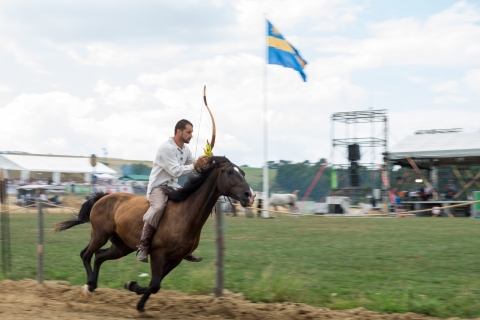 �j�sz vil�grekord sz�letett a Sz�kely V�gt�n - Vil�grekord sz�letett a Sz�kely V�gt�n. P�szka Lehel lovas �j�sz 34 m�sodperc alatt teljes�tette a kit�z�tt c�lt.

A vil�grekord-k�s�rletr�l:
A lovas �j�sz kant�r �s nyereg n�lk�li lovon, v�gt�ban, 40 m�sodperc alatt pr�b�l megtenni egy k�rt a versenyp�ly�n, ahol a p�lya sz�l�n azonos t�vols�gra, 60 cm �tm�r�j�, a f�ldt�l 1.5 m�terre elhelyezett, sz�m szerint 14 c�lt�bla helyezkedik el, amelyekre �jjal �s ny�llal ad le c�lzott l�v�seket. A gyakorlat neh�zs�geit t�bb pontba is lehet szedni. Mivel a lovon nincs kant�r vagy k�t�f�k, amivel ir�ny�tani lehetne a lovat, ez�rt a lovas csak a l�val val� kialak�tott kapcsolatra alapozhat, az egyens�ly �s egy�ttm�k�d�s egy pillanatra sem szakadhat meg, mert ezzel n� a balesetvesz�ly. A l�v�sek pontoss�ga bizony�tja az egyens�ly �s az ir�ny�t�s t�k�letess�g�t, ennek hi�ny�ban nincs tal�lat. A m�sik nehez�t� k�r�lm�ny, hogy k�zb�l t�rt�nik a t�lt�s, azaz a 14 vessz�t az �jhoz hozz�fogva tartva indul el a lovas �j�sz. Ezeknek a vessz�knek az alakzata legyez� form�ban �ll, ez nagy sebess�gn�l nagy sz�lnyom�st  jelent, ami fokozza a t�lt�s neh�zs�g�t, �s annak es�ly�t, hogy valah�nyszor kivesz az �j�sz egy vessz�t a t�bbit elragadja a sz�l. Mivel a p�lya k�r alak�, min�l nagyobb a sebess�g, ann�l nagyobb a centrifug�lis er�, ami megn�veli a kisodr�d�s lehet�s�g�t vagy a lovas es�s�t a l�r�l.

fot�: M�th� Zolt�n