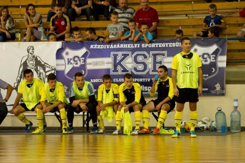 Elkezddnek a Futsal felkszt edzsei - A KSE Futsal a Kzdivsrhely Tancsa s a Megyei Tancs tmogatsnak ksznheten megkezdi a 2014-2015 vi bajnoksgra val felkszt edzseit augusztus 5.-n. Mivel mg nem rt haza Olaszorszgbl Dobozi Levente teremfoci szakosztly elnke, a felkszt megkezdsre Csulak Attilt s Gazda Jzsef-et bzta meg. 6-7 j jtkos fog jnni remnykedve arra, hogy majd kivlasztdnak a legjobbak, amelyek ebben a bajnoksgban a KSE Futsal csapatt felerstik egy jobb helyezs elrse rdekben. Remljk a jtkosaink az idei bajnoksgban nyert mrkzsekkel fogjk majd a szurkolkat rvendeztetni.