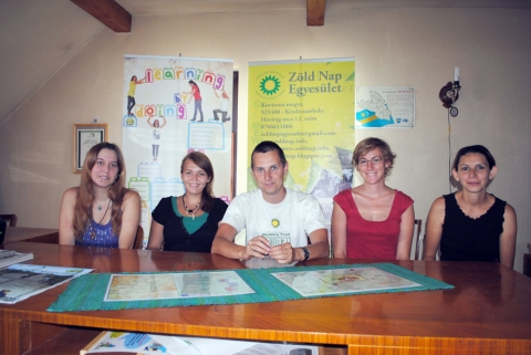 Bemutatták a - Gondolkodj zölden! Színezd az életet - projektet - Augusztus 8-án 'Think Green! Color the life'(Gondolkodj zölden! Színezd az életet)címmel a kézdivásárhelyi Zöld Nap Egyesület sajtótájékoztatót tartott.
Az eseményen készült fotók megtekinthetőek az egyesület facebook adatlapján!
A sajtótájékoztatón Ráduly Attila projektkoordinátor és Derzsi Katalin projektmenedzser mutatta be az augusztus negyedikén megkezdődött projektet.
A Think Green! Color the life elnevezésű projekt fő célja egy alternatív oktatási módszerrel kidolgozott környezettudatos délutáni iskola elindítása. A Zöld Nap suli projekt célja a gyerekek világának tágítása. Az elektronikus médiumok (TV, internet) térhódításának köszönhetően egyre szűkül a gyerekek világa fizikailag és a szociális kapcsolatrendszer szempontjából is, mivel napjaikat a négy fal között töltik. Ennek az egyik következménye, hogy a közvetlen környezetüket is kevéssé ismerik, a szabadtéri és társas tevékenységeik szigetszerű helyszínei között nem tudják megteremteni a térbeli összefüggést. Öt éves tapasztalattal rendelkező csapatukat számos pedagógus munkája és tudása segíti. A környezeti nevelést olyan pedagógiai eszközök, módszerek és elméletekkel foglaljuk össze, amelyek azt a célt szolgálják, hogy szorosabbá váljon a kapcsolat az egyes emberek és az életterük között.
A több mint egy évig tartó projektben különös figyelmet fordítanak az Európai Önkéntes Szolgálat(EVS) által kínált lehetőségek népszerűsítésére. Ugyanakkor a projekt magába foglalja a Zöld Nap Egyesület által szervezett már hagyományosnak tűnő események lebonyolítását, nemzeti estek szervezését is. A sajtótájékoztató keretén belül, a 24 esztendős francia Céline Berthier, a 25 éves spanyol Clara Bejarano Sanchez és a 20 éves osztrák Melissa Öller EVS önkéntesek a saját céljaikat foglalták össze.
A sajtótájékoztató végén a feltett kérdések megválaszolására került sor.
A projektet az Erasmus+, Európai Önkéntes Szolgálat pontja támogatja.
Szerző: Ráduly Attila