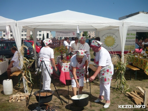 V. Pity�kafesztiv�l az �szi Sokadalomkor - 2014. augusztus 30-�n, a k�zdiv�s�rhelyi �szi Sokadalom alkalm�val megrendez�sre ker�l az V. Pity�kafesztiv�l, K�zdiv�s�rhelyen a Moln�r J�zsi�s parkban.

Szervez�k: a Szabadt�zi Lovagrend Erd�lyi Kapit�nys�ga, az ASIMCOV Kis-�s K�z�pv�llalkoz�k Sz�vets�ge, a Sepsiszentgy�rgyi Vend�gl�t� Egys�gek Sz�vets�ge, K�zdiv�s�rhely Polg�rmesteri Hivatala, �s Kov�szna Megye Tan�csa.

A f�z�versenyen val� r�szv�teli felt�telekr�l �redekl�dni b�vebben az ASIMCOV sz�khely�n, a Szabads�g utca 8/A sz�m alatt a V�llalkoz�i Inkub�torh�zban, vagy a 0745-548286-os telefonsz�mon, e-mailben az asimcovtgsecuiesc@gmail.com c�men lehet.

Jelentkez�si hat�rid�: augusztus 20.
