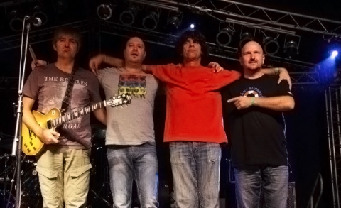 Takáts Tamás Blues Band koncert a Városnapokon - A Takáts Tamás Dirty Blues Bandet 1989-ben Takáts Tamás és Gál Gábor alapították 1990-ben, első anyaguk 1991-ben megjelent.
Koncertjeiken keresztmetszetet adnak a zenekar történetéből: a korai blues-szerzők dalaiból és a megjelent CD-ken lévő slágereiken át a ritkán hallható dalokig akár „hangosan”, akár „unplugged” változatban is játszanak. Mindezt úgy követik el, ahogy Tamás az egyik lemezük hátuljára írta a zenekar hitvallásaként: „minden hangot a zenészek saját kezűleg játszanak, az énekes pedig a saját hangján énekel”.
A Blues Band tevékenységére mindig jellemző, hogy kisebb klubokban, szabadtéri rendezvényeken, és a sok ezer főt befogadó, nagyszínpados produkciók során egyaránt megállja a helyét, Tamás sokszor ironikus humorával és a dalok közti konferálásával is „megtalálja a hangot”.
Nagy szakmai elismerést jelent, hogy az évek során több jelentős, Magyarországon koncertező külföldi sztárzenekar vagy sztár előadó „előzenekarnak” őket választották, kiemelkedően fontosnak tartják erdélyi, vajdasági és felvidéki fellépéseinket.
TTBB felállása Takáts Tamás, Gál Gábor, Patyi Sándor, Tóth Károly.
https://www.youtube.com/watch?v=NgtYmpXzY3M
Facebook oldal:
https://www.facebook.com/pages/Takáts-TamáBlues-Band/183476351694189
Weboldal:
http://www.takatstamasbluesband.hu
