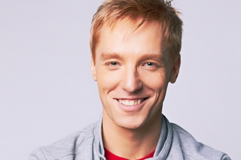 Kállay helyett Bereczki Zoltán is elmarad az Őszi Sokadalmon - Személyes okokra hivatkozva Kállay-Saunders András lemondta péntek esti fellépését, viszont helyette Bereczki Zoltán, az EmeRTondíjas magyar színész, énekes és zenei producer lép fel.
Bereczki Zoltán karácsonyi koncertjével járt már Kézdivásárhelyen, az Őszi Sokadalom színpadán viszont először lép fel. Koncertje augusztus 29-én, pénteken 21 óra 45 perckor lesz, repertoárjában legnagyobb slágerei, közismert pop-dalok, és a tőle jól megszokott profizmus és kirobbanó energia szerepel.
--
Bereczki Zoltán menedzsmentjének levele
Kedves Szervezők!
Sajnálattal közöljük, hogy minden erőfeszítésünk ellenére, családi okok miatt, Bereczki Zoltán nem tud megjelenni a számára is nagyra értékelt Őszi Sokadalom városnapokon.
Veletek egyeztetve biztosnak látszott, hogy a Bécsből induló repülőgépen utazva időben ott tud lenni a rendezvényen. Sajnos az utolsó pillanatban derült ki, hogy már nincs több jegy számukra (2 fő), és csak egy későbbi gépre tudnak biztosítani jegyet, azzal viszont már nem ért volna oda a rendezvény aznapi befejezéséig.
Kérlek titeket, közöljétek a rá váró rajongókkal és közönséggel, hogy hamarosan - decemberi turnéja kapcsán érintve a várost - bepótolja elmaradását.
Baráti üdvözlettel,
Erdélyi József,
a management képviseletében