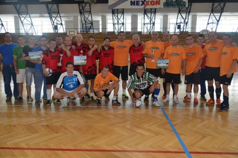 Sokadalmi minifoci torna - 8 minifoci csapat nevezett be a Sokadalmi torn�ra, amelyet a k�zdiv�s�rhelyi sportcsarnokban szervezett a helyb�li sportiroda.
Jelen voltak: A Brooklyn, Brooklyn �regfi�k, Astra D&B, Route 66, M&H, Tikkurila, Troll foci, �s Argo egy�ttesei.

8 �r�s k�zdelem ut�n a k�vetkez� eredm�nyek sz�lettek:
I. Astra D&B
II. Brooklyn
III. M&H

Gratul�lunk a r�sztvev�knek �s a nyerteseknek egyar�nt.