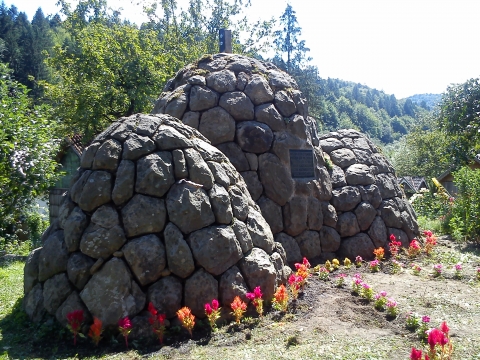 Kett�skereszt �ll�t�s Ojtozban - Az els� vil�gh�bor�s h�s�k eml�k�re a Hatvann�gy V�rmegye Ifj�s�gi Mozgalom (HVIM) �s a Sz�kely Nemzeti Tan�cs (SZNT) kett�skeresztet �ll�t Ojtozban a H�rmashalomhoz, szeptember 7-�n (vas�rnap), 9:30-kor. K�z�sen indulunk 8:30-kor K�zdiv�s�rhelyr�l, a Kasz�rny�t�l. 

Mindenkit szeretettel v�runk!