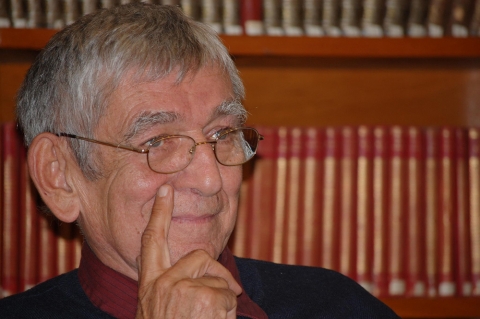 Volt egyszer egy v�ros - V�ri Attila k�nyvbemutat�ja - A csernatoni Haszmann P�l M�zeum, okt�ber 17.-�n p�nteken 19 �r�t�l, mindenkit szeretettel v�r a Volt egyszer egy v�ros c�m� V�ri Attila k�nyvbemutat�ra.

„Ne t�prengjen az olvas� azon, hogy melyik erd�lyi v�rosban �ltek h�seim, mert ilyen v�ros nincs. Ez a v�ros az �sszes erd�lyi v�rosok jellemz�inek �sszegz�s�b�l sz�letett” – �rja V�ri Attila Volt egyszer egy v�ros c�m� reg�nye bevezet�j�ben. Egy fegyelmezett olvas� tal�n hajland� is k�vetni a szerz�i utas�t�st, �n viszont kifejezetten „Marosv�s�rhely–reg�nyk�nt” olvastam a Volt egyszer egy v�rost. (L�v�tei L�z�r L�szl�)

V�RI ATTILA (S�romberke, 1946): �r�, k�lt�, filmrendez�. Marosv�s�rhelyen �retts�gizett, a bukaresti sz�nm�v�szeti f�iskol�n szerzett filmrendez�i diplom�t. 1970-t�l a Rom�n Telev�zi� magyar szerkeszt�s�g�ben dolgozott. 1983-ban �ttelep�lt Magyarorsz�gra, ahol a MAFILM rendez�i irod�j�ban dolgozott, k�s�bb a Magyar Telev�zi� f�szerkeszt�je lett. 2002-t�l nyugd�jba vonul�s�ig a Bukaresti Magyar Kultur�lis K�zpont int�zeti titk�ra volt.

Fontosabb k�tetei: K�z�pkori villamosjegy (novell�k, 1970), Volt egyszer egy v�ros (reg�ny, 1986), Csel�dfarsang (reg�ny, 2001), Szt�linv�rosi idill (novell�k, 2004), Idegen �g (v�logatott versek, 2006), Nappali holdf�ny (reg�ny, 2013).
Fontosabb d�jai: a Rom�n �r�sz�vets�g d�ja (1977, 1980), Artisjus-d�j (1986), J�zsef Attila-d�j (1989), a Magyar K�zt�rsas�gi �rdemrend kiskeresztje (1997), Sz�kelyf�ld-d�j (2009).