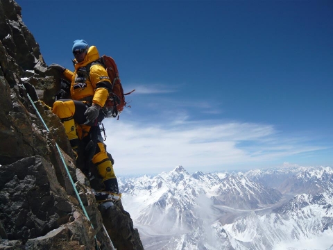 Varga Csaba hegymászó előadása a Karakorum (8051m) megmászásáról - Varga Csaba a 2014-es Magyar Broad Peak expedícióról tart ingyenes vetített-képes előadást 2014. november 13-en csütörtökön este 18 órától a kézdivásárhelyi Városi Könyvtárban.
Varga Csaba nagyváradi hegymászó, aki oxigénpalack nélkül mászta meg társával, Suhajda Szilárddal együtt a Kína-Pakisztán határán elhelyezkedő, 8051 méter magas Broad Peak - eredeti nevén K3 - hegycsúcsot.
A Broad Peaket először 1957. június 9-én mászta meg egy osztrák expedíció. A magyarok közül 2000. július 31-én Ács Zoltán és Mécs László (Explorers), majd 2007. augusztus 11-én Csollány Katalin, Erőss Zsolt, Sterczer Hilda, Ugyan Anita (Magyarok a világ nyolcezresein) mászták meg a csúcsot, amely az igen meredek és viszonylag hosszú, 8000 méter fölötti magasságú csúcsgerincen közelíthető meg.
http://extrem.hu/varga-csaba-vall-a-broad-peak-megmaszasanak-17-napjarol/
https://www.youtube.com/watch?v=oVu48hq4scE