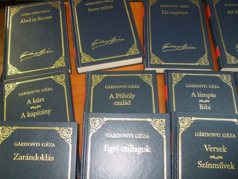 K�nyvt�rbemutat�- �s olvas�st motiv�l� �ra - Szeretettel v�rj�k a pedag�gusokat �s az V-XII. oszt�lyosokat november 10.-�n, h�tf�n 9 �r�t�l k�nyvt�rbemutat� �r�ra, melynek t�m�ja:
- a k�nyvt�r t�rt�net�nek r�vid ismertet�se 
- olvas�smotiv�ci�s el�ad�s
- k�nyvt�rbemutat�s
Az el�ad�st Judit V�ntsa tartja. 

Az �vod�sokat �s I-IV. oszt�lyosokat D�nes M�ria fogadja pap�rsz�nh�zas k�nyvt�rbemutat�val. 

Id�pont egyeztetet�s legal�bb egy nappal a l�togat�s el�tt a 0267-363018-as telefonsz�mon, facebook �zenetben, vagy szem�lyesen a k�nyvt�rban.
