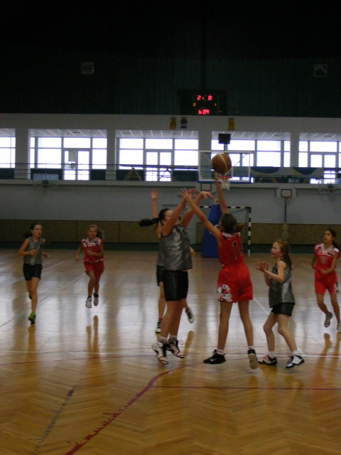 Az U12-es l�ny KSE - Sepsiszentgy�rgy ISK eredm�nye - Vas�rnap, november 9.-�n U12-es l�ny Sz�kely NB m�rk�z�s zajlott a k�zdiv�s�rhelyi Sportcsarnokban.
Az eredm�ny:
KSE - Sepsiszentgy�rgy ISK: 35-39 (6-4; 6-11; 17-16; 6-8)

Egy nagyon izgalmas, v�ltakoz� iram� m�rk�z�sen nyert a rutinosabb sepsiszentgy�rgyi csapat. KSE - Sepsiszentgy�rgy ISK
