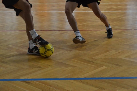 Sz�kely V�rosok Kup�ja minifoci bajnoks�g �sszefoglal� - K�zdiv�s�rhely �nkorm�nyzata �s Rancz Lajos szervez�s�ben a c�hes v�ros Sportcsarnok�ban november 22.-�n zajlott le a Sz�kely V�rosok Kup�ja elnevez�s� minifoci torna. Jelen voltak: Sz�kelyudvarhely, Cs�kszereda, Sepsiszentgy�rgy, Kov�szna, Bar�t �s K�zdiv�s�rhely �regfi�-csapatai.

A t�bl�zat:
I. Sz�kelyudvarhely
II. K�zdiv�s�rhely
III. Bar�t

A d�nt� k�zdelemben 2-2-es eredm�ny ut�n hetesekkel siker�lt gy�znie az udvarhelyi csapatnak.
Gratul�lunk, sz�p volt fi�k!
