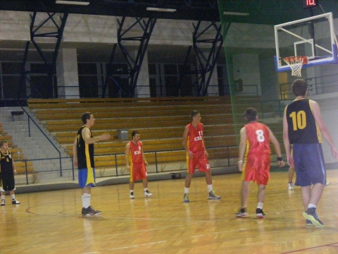 KSE - VUK Gyergy� kos�rlabda eredm�nyek - K�zdiv�s�rhely �nkorm�nyzata �s a KSE kos�rlabda szakoszt�lya szervez�s�ben november 23-�n �jabb megm�rettet�sre ker�lt sor a Sz�kely Kos�rlabda Bajnoks�g keret�n bel�l.
Az  eredm�ny:
KSE - VUK Gyergy� 52-83 (16-11, 13-25, 13-25, 11-22)

KSE: T�th A. 27p., Cs�d�r B. 11p., V�ncsa R. 6p., Szab� B. 2p., Andr� T. 4p., Fekete Sz. 2p, Farkas G., Marthi Sz., F�bi�n Cs.
VUK Gyergy�: R�duly S. 17p., S�r�s L. 23p., Husz�r B. 28p., K�ll� I. 2p., Bencze Z. 5p., Mezei S. 6p., M�rton A. 2p.
