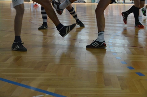 �regfi�k minifoci bajnoks�g�b erdem�nyek - Az �regfi�k minifoci bajnoks�g�ban, a Sportcsarnokban egy �jabb fordul�t j�tszottak h�tv�g�n.

Az eredm�nyek:
Sasok – Nemere: 4-3
Astra D&B – SkatKart: 10-2
Brooklyn – B�lv�nyos: 4-4
GoldimScobar – Novo: 2-2
Perk� - Nagy M�zes: 8-1

T�bl�zat:
1. ASTRA D&B
2. Goldim Scobar
3. Brooklyn 
4.Novo 
5. Perk� 
6. Sasok 
7. Nemere 
8. SkatKart 
9. B�lv�nyos
10. Nagy M�zes 
