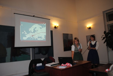 Az osztr�k nemzettel ismerkedtek - A Z�ld Nap Egyes�let szervez�s�ben november 25-�n az Ausztri�b�l �rkezett, huszonegy �ves Melissa �ller, az Eur�pai �nk�ntes Szolg�lat �nk�ntese tartott vet�tett k�pes el�ad�st sz�l�haz�j�r�l a Vigad� kisterm�ben. Az esem�ny sikeresnek mondhat�, mintegy 70 �rdekl�d� �s sz�mos m�diapartner is k�pviseltette mag�t.

A rendezv�nyen k�sz�lt fot�k megtekinthet�k a Z�ld Nap Egyes�let facebook oldal�n!

A m�sf�l �r�s esem�ny az osztr�k himnusszal kezd�d�tt, melyet a r�sztvev�k fenn�llva hallgattak meg. Ezt k�vet�en vette kezdet�t a k�pekkel illusztr�lt el�ad�s, ahol els�k�nt Ausztria n�h�ny fontosabb adatait ismerhett�k meg a r�sztvev�k. Az est folyam�n Melissa a sz�l�faluj�t is bemutatta, ismertetve a fontosabb hagyom�nyokat, a m�jusfa�ll�t�st �s a kar�csonyi kolind�l�st. Kisebb vide�kat vet�tett Ausztri�r�l �s a M�hlviert r�gi�r�l. Besz�lt a k�l�nbs�gekr�l N�metorsz�g �s Ausztria k�z�tt, mert sok ember azt hiszi, hogy egyform�k, de ez val�j�ban nem igaz.
Az el�ad�s k�zben Melissa a Manner Wafferlel k�n�lta meg a jelenl�v�ket, melyet az anyuk�ja k�ld�tt Ausztri�b�l. De nem feledkezett meg az orsz�g t�rt�nelemr�l sem, k�l�n kiemelve a mindenki �ltal ismert �s kedvelt Erzs�bet cs�sz�rn�t, a tehets�ges Mozartot is. Az esem�ny z�r� akkordjak�nt a r�sztvev�k megk�stolhatt�k a „Kaiserschmarrn“ avagy a cs�sz�rmorzs�t, amit mag�ra vagy lekv�rral fogyaszthatunk.
Meliss�t �r�mmel t�lt�tte el, hogy sokan elj�ttek, �rdekl�dve kis orsz�ga t�rt�nete ir�nt.

A nemzeti estek folytat�sak�nt janu�rban Celine Berthier seg�ts�g�vel Franciaorsz�ggal ismerkedhetnek meg a r�sztvev�k. A szervez�k k�sz�nik a Vigad� vezet�s�g�nek a seg�ts�get.
A rendezv�nyt az Erasmus+ program �s a Vigad� t�mogatta.

Fot�: Clara Bejarano Sanchez �s Iochom Istv�n