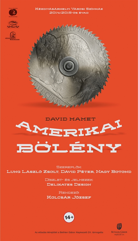 David Mamet Amerikai b�l�ny c�m� m�ve a V�rosi Sz�nh�z el�ad�s�ban - A k�zdiv�s�rhelyi V�rosi Sz�nh�z leg�jabb produkci�ja, az Amerikai b�l�ny (rendez�: Kolcs�r J�zsef) december 2-�n, kedden �s 3-�n, szerd�n 18 �r�t�l �jra megtekinthet� lesz a Vigad� M�vel�d�si H�zban. A keddi el�ad�sra �rv�nyes a Bo�r G�za b�rlet, a szerdai el�ad�s szabadjeggyel lesz megtekinthet�.

Jegyek �ra: 10 lej di�koknak �s nyugd�jasoknak, 15 lej feln�tteknek.
Jegyek v�lthat�k a Vigad� M�vel�d�si H�z k�z�ns�gszolg�lati irod�j�ban munkanapokon 8 �s 16 �ra k�z�tt vagy az el�ad�sok el�tt egy �r�val.
Helyig�ny�ket jelezhetik a 0267 360 179 vagy a 0040 729 058 197-es telefonsz�mokon.

A darab korhat�ros, csak 14 �ven fel�li n�z�knek aj�nljuk. 
Az el�ad�s l�trej�tt�t a Bethlen G�bor Alapkezel� Nonprofit Zrt. t�mogatta. 

Don Dubrow egy �csk�sbolt tulajdonosa �s bar�tja Walter Cole – akit Prof-nak bec�znek – valamint Don v�dence, egy Bob nevezet� fi�. �lland� p�nzhi�nyukon egy �rt�kesnek v�lt �remgy�jtem�ny elrabl�s�val szeretn�nek �rr� lenni. Csakhogy terv�k v�grehajt�s�hoz �ppen azok a tulajdons�gok hi�nyoznak bel�l�k, melyek t�gabb k�rnyezet�k – sz�nen meg nem jelen� - tagjait jellemzik, s melyet ugyan m�lyen megvetnek, m�gis eszm�nyk�nt fogadnak el: a k�m�letlens�get, a hideg �zleti �rz�ket, a c�ltudatos precizit�st, a g�tl�stalans�got, hat�rozotts�got, �n�ll�s�got, rafin�lts�got, vagyis –„tehets�get”. Don �s Prof, a nagy �zlet rem�ny�ben megpr�b�lnak magukra �lteni ilyen mentalit�st, vagy legal�bbis a „tehets�ges ember” p�z�ban tetszelegni a m�sik el�tt. �m lelk�k m�ly�n tudj�k egym�sr�l �s magukr�l, hogy fel�letesek, lust�k, pontatlanok, j�sz�v�ek, �rz�kenyek, gy�v�k �s tehetetlenek – vagyis „tehets�gtelenek”. A legfiatalabb, Bob viszont kezd hasonulni az ide�lhoz: csendes sunyis�ggal �tveri mindkett�j�ket. A hosszan, �m hebehurgy�n el�k�sz�tett rabl�s Bob hazugs�ga �s egy�b peches esem�nyek miatt meghi�sul. Prof tehetetlen d�h�ben sz�tveri az �zlet berendez�s�t, s olyat tal�l s�jtani Bobra, hogy tal�n komoly s�r�l�st okoz neki. V�g�l m�gis megb�k�lnek egym�ssal, a helyzettel �s �nmagukkal. 
David Mamet a mai amerikai dr�mairodalom egyik legjelesebb k�pvisel�je. Ez a darabja is nagy sikert aratott 1975-ben a chicag�i �sbemutat�n, majd a Broadwayn.  David Mamet olyan v�rbeli dr�ma�r�, akinek dial�gusait Pint�r�hez hasonl�tj�k. De v�rbeli sz�npadi szerz� olyan �rtelemben is, hogy dr�m�i saj�tosan �n�ll� �letre tudnak kelni a k�l�nb�z� sz�npadokon.
Az Amerikai b�l�ny David Mamet szerint „Sokan Azt gondolt�k, hogy a darab a b�n�z�kr�l, a k�tes erk�lcs�kr�l, a vesztesekr�l, a lumpenproletari�tusr�l sz�l, �s �n nem �rtek egyet ezzel. A darab sz�momra az amerikai tudat egy l�nyeges elem�r�l sz�l, arr�l a k�pess�gr�l, hogy f�lf�ggessz�k etikai �rz�k�nket, �s hely�be �ll�tsunk egy n�pszer�, elfogadott m�toszt, �s azt�n ezt haszn�ljuk fel lelkiismeret�nk megnyugtat�s�ra, ahogy mindenki m�s teszi.”

Szereposzt�s:
Don: Lung L�szl� Zsolt
Prof: Nagy Botond
Bob: D�vid P�ter
D�szlet- �s jelmezterv: Delikates Design
Rendez�: Kolcs�r J�zsef




