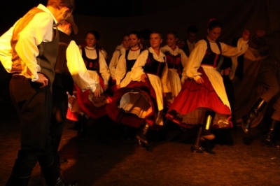 A székelykeresztúri Pipacsok Néptáncegyüttes Paraszt Dekameron előadása - 2009. november 13-án, pénteken 18 órától a székelykeresztúri Pipacsok Néptáncegyüttes előadja a Paraszt Dekameront. Az előadás táncos történeteket mutat be a szerelemről és a házasságról Nagy Olga Újabb paraszt dekameron gyűjteménye alapján.A világ furcsaságait, néha deviáns szokásait kritizálva az igaz szerelemről, csalfaságról, tehetetlenégről és telhetetlenségről láthatunk példákat. A közvetített üzenet pedig az lehetne: jó az, hogy a tradicionális közösségek a maguk íratlan szabályaik szerint szerveződnek, elítélve, kigúnyolva a deviánst képesek fenntartani a közösség morális egyensúlyát. Nagy Olga Újabb paraszt dekameron című néprajzi gyűjteményes kötet anyagából építkezik az előadás, a történeteket úgy válogatva össze, szükség szerint a befejezésüket úgy alakítva, úgy lendítve tovább, hogy kerek egészet adjanak. A stúdió előadás nyelvezete elsősorban az autentikus székelyföldi néptánc és népzene, de a történeteket színjáték valamint némafilm elemek és hatások teszik érthetőbbé.Rendezték: Dimény Levente és László Csaba, zenéjét összeállította: Köllő Gergely. Szereplők: Bán Zita, Hajdó Réka, Kerekes Dalma, Fülöpné Mészáros Csilla, Lászlóné Bartha Anna Ildikó, Mátéfiné Dónáth Zita, Fülöp Domokos, Józsa Levente, László Szabolcs Zsolt, Mátéfi Csaba, Rácz Lajos, m.v., Váradi Károly.Belépés 10 lej.http://www.pipacsok.ro/