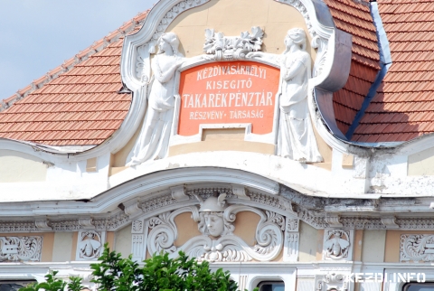 Barta Vilmos �s Heged�s Ferenc tan�csosok fogad��r�t tartanak - Barta Vilmos �s Heged�s Ferenc RMDSZ-es tan�csosok fogad��r�t tartanak minden h�nap m�sodik keddj�n 17 �r�t�l a k�zdiv�s�rhelyi polg�rmesteri hivatal gy�l�sterm�ben! 
Els� alkalommal december 9-�n v�rj�k mindazokat, akiknek tan�ccsal, �tlettel, �tmutat�ssal seg�thetnek, valamint sz�vesen fogadnak minden olyan kezdem�nyez�st, ami a helyi �let tartalmasabb� t�tel�t, illetve a v�ros gazdas�gi fejl�d�s�t szolg�lja.