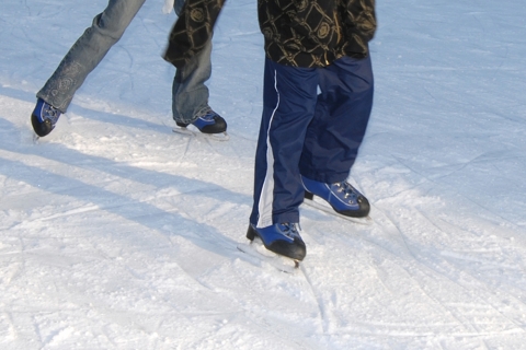 Vak�ci�s nyitva tart�s a k�zdiv�s�rhelyi j�gp�ly�n Janu�r 4-ig - P�ntekt�l vak�ci�ra engedik az iskol�sokat, a k�zelg� �nnepeket �s a vak�ci�t figyelembe v�ve �j nyitva tart�si rendet �r ki a k�zdiv�s�rhelyi j�gp�lya vezet�s�ge. A korcsolya szerelmesei decemberben egyes napokon �s az �j �v els� napjaiban ak�r naponta h�romszor is k�r�zhetnek a p�ly�n. A j�gp�lya december 25-�n �s 31-�n, valamint janu�r elsej�n z�rva tart.

Program:

December 22., h�tf�: 16:30 - 18:15; 20:00 - 21:45
December 23., kedd: 11:00 - 12:45; 16:30 - 18:15; 20:00 - 21:45
December 24., szerda: 11:00 - 12:45
December 25., cs�t�rt�k: z�rva
December 26., p�ntek: 16:30 - 18:15; 20:00 - 21:45
December 27., szombat: 20:00 - 21:45
December 28., vas�rnap: 19:00 - 20:45

December 29., h�tf�: 11:00 - 12:45; 16:30 - 18:15; 20:00 - 21:45
December 30., kedd: 11:00 - 12:45; 16:30 - 18:15; 20:00 - 21:45
December 31., szerda: z�rva
Janu�r 1., cs�t�rt�k: z�rva
Janu�r 2., p�ntek: 11:00 - 12:45; 16:30 - 18:15; 20:00 - 21:45
Janu�r 3., szombat: 11:00 - 12:45; 16:30 - 18:15; 20:00 - 21:45
Janu�r 4., vas�rnap: 11:00 - 12:45; 16:30 - 18:15; 19:00 - 20:45